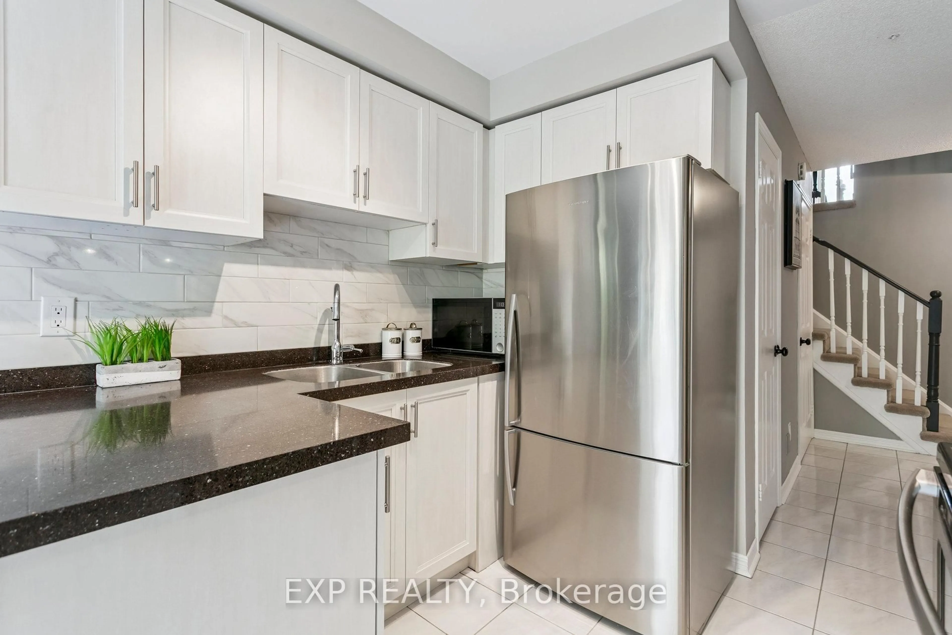 Standard kitchen, unknown for 2006 Glenada Cres #5, Oakville Ontario L6H 5R9