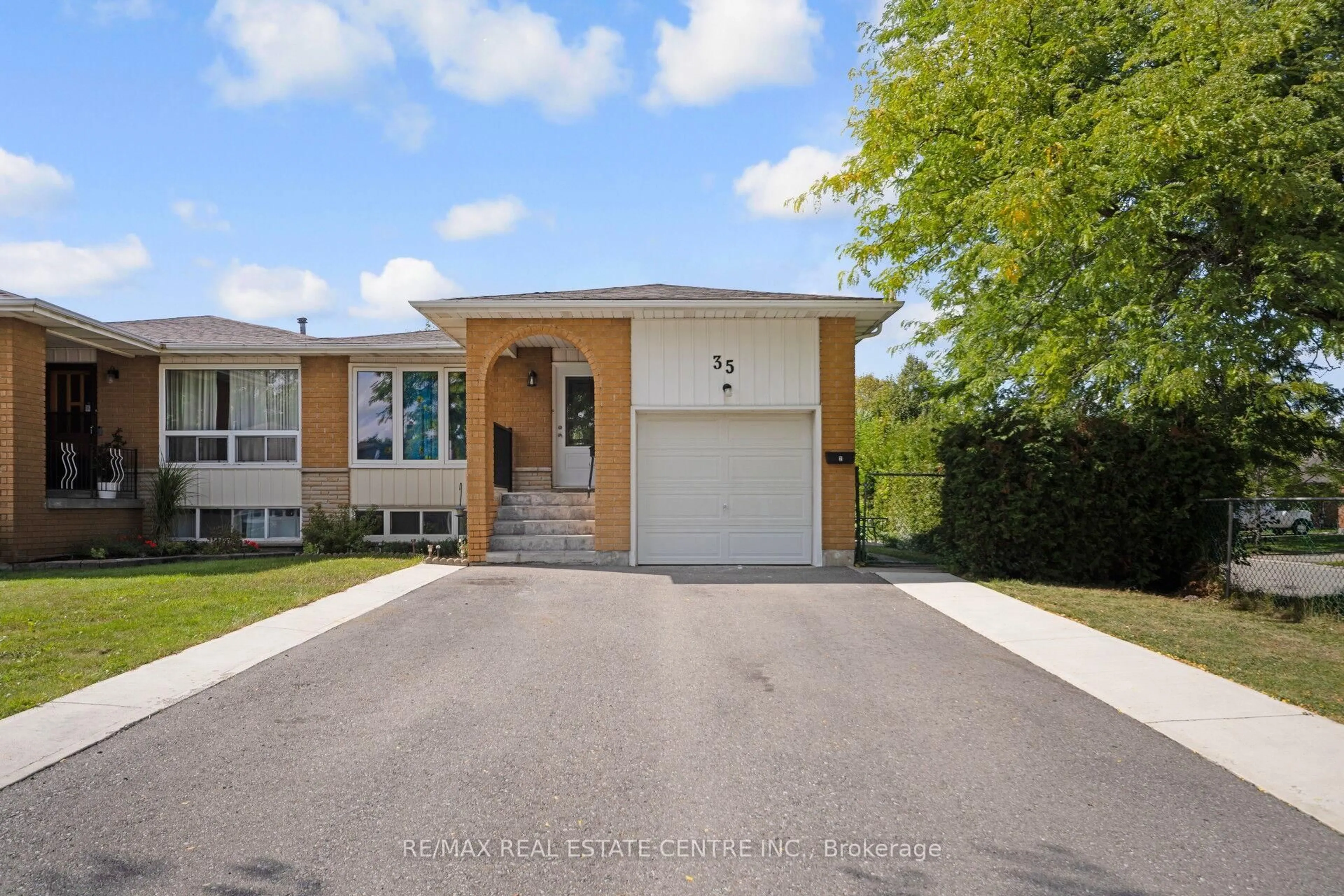Home with vinyl exterior material, street for 35 Madison St, Brampton Ontario L6S 3C4