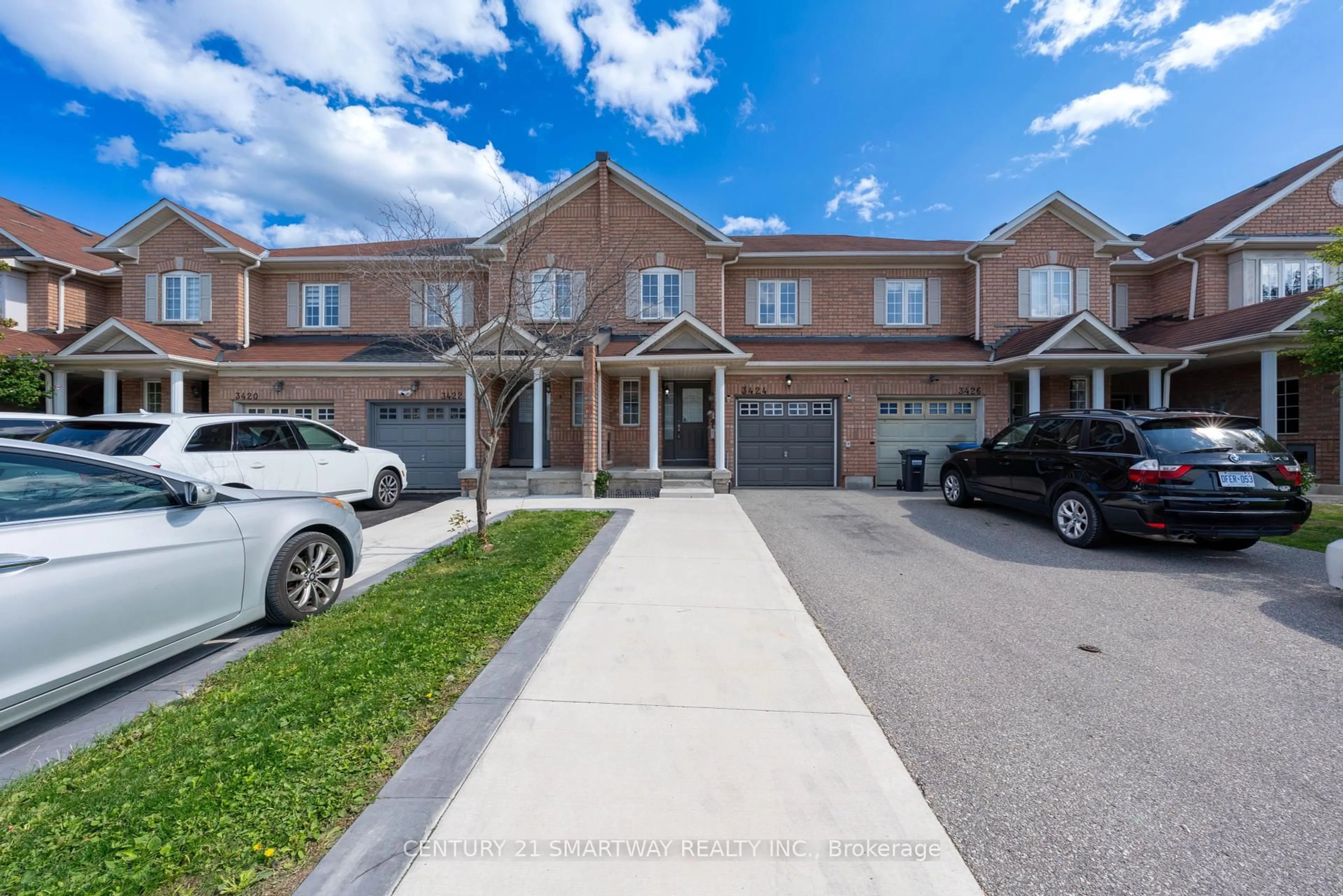 A pic from outside/outdoor area/front of a property/back of a property/a pic from drone, street for 3424 Angel Pass Dr, Mississauga Ontario L5M 7N4