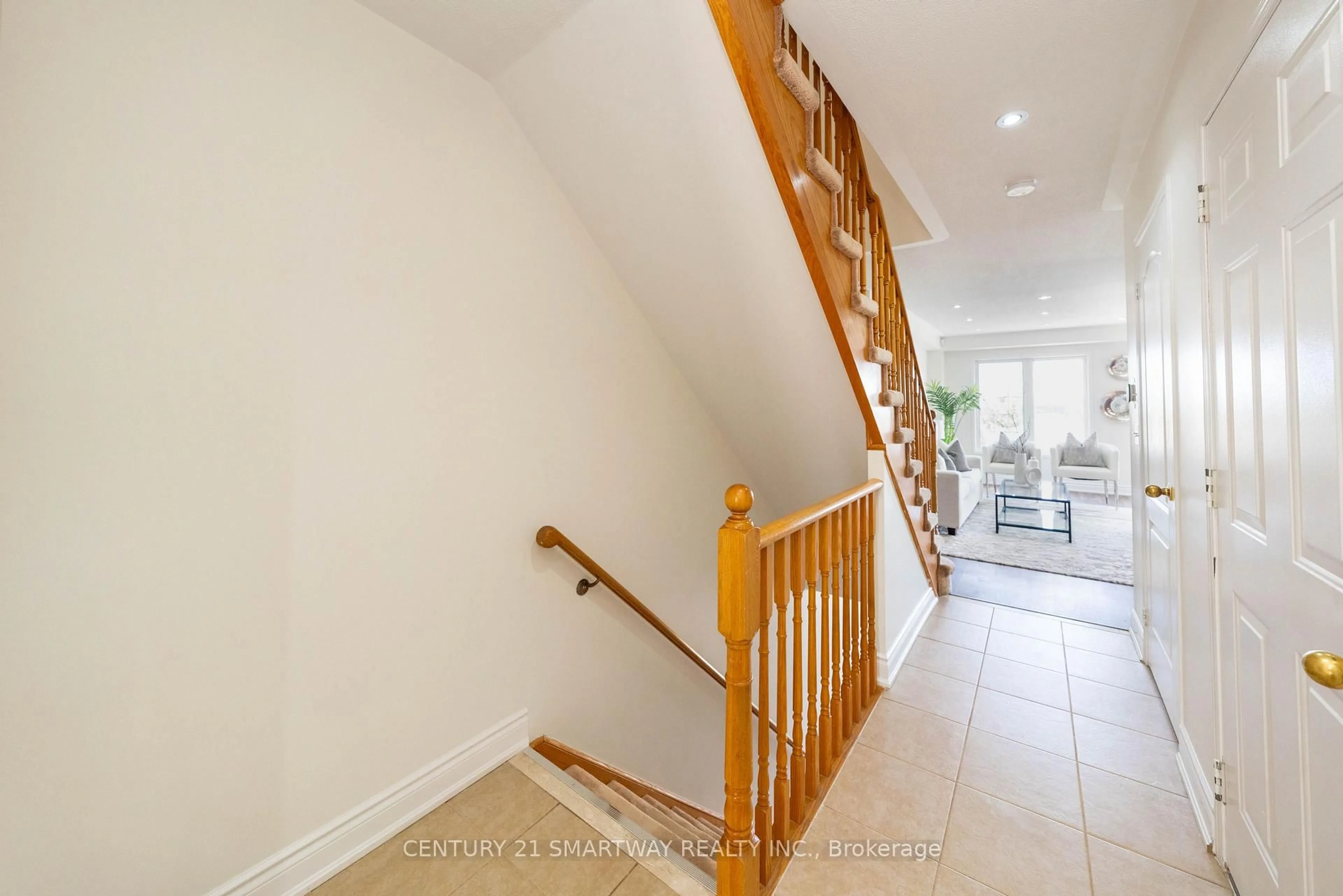 Indoor foyer for 3424 Angel Pass Dr, Mississauga Ontario L5M 7N4