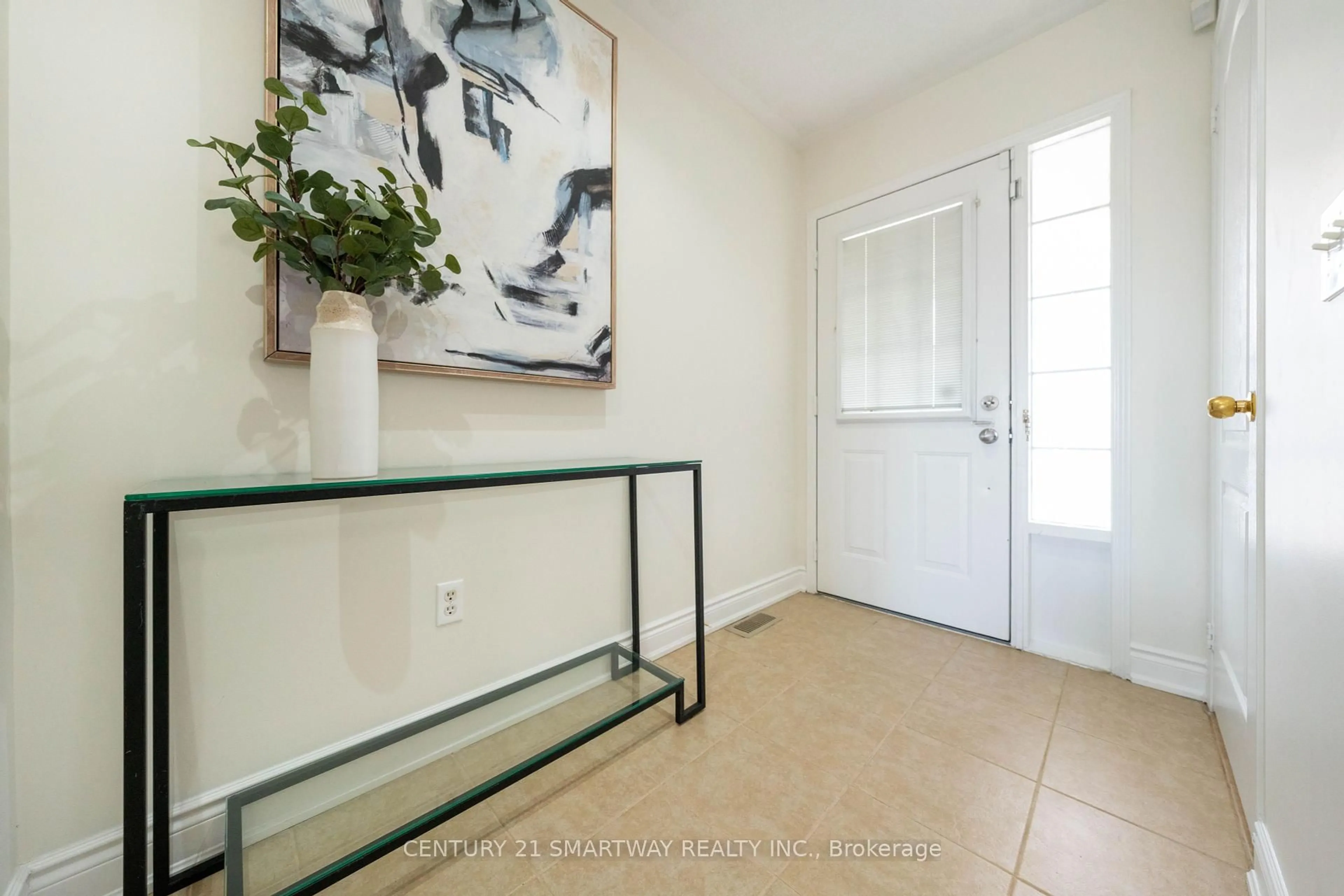 Indoor entryway for 3424 Angel Pass Dr, Mississauga Ontario L5M 7N4