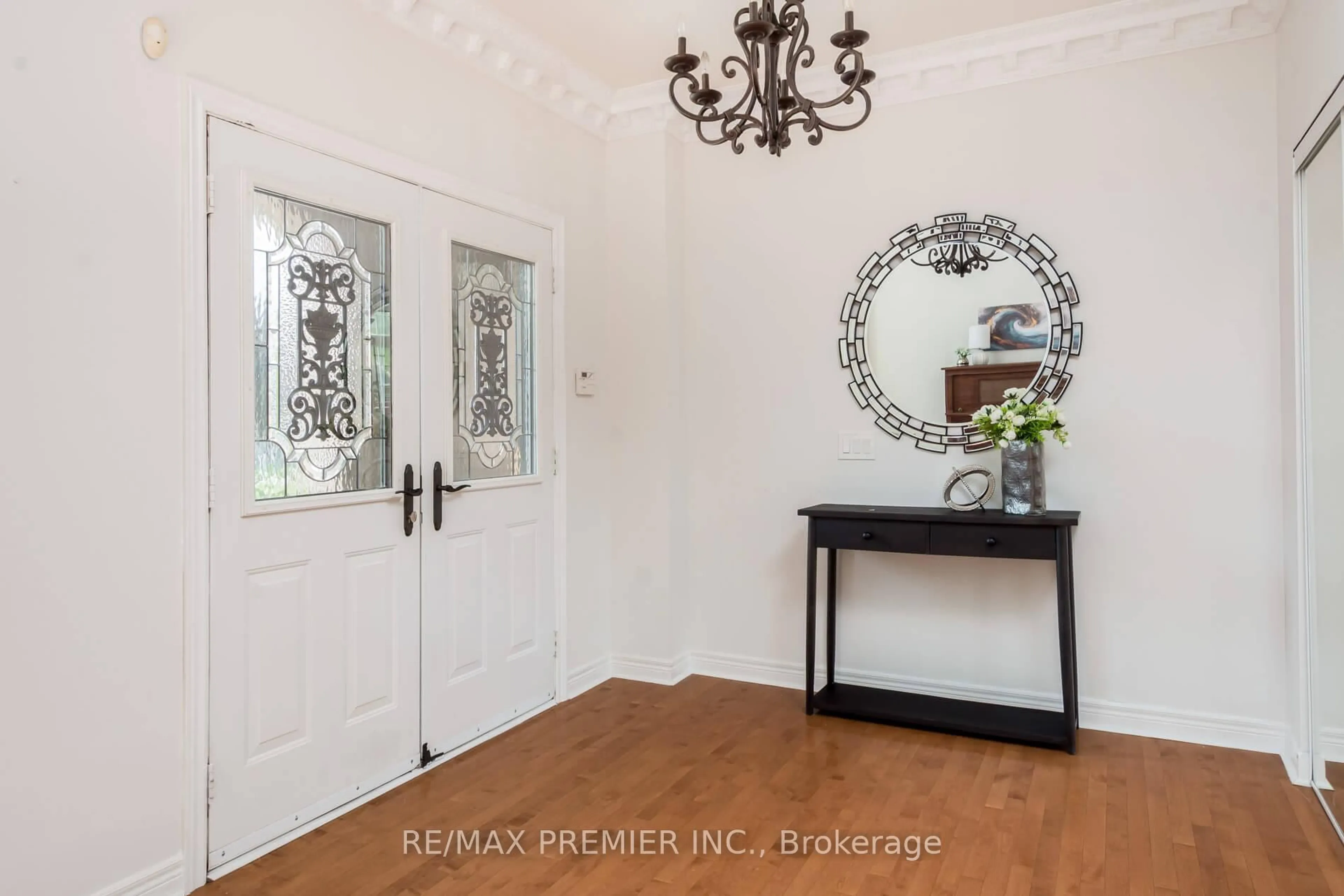 Indoor entryway for 6 Donwoods Crt, Brampton Ontario L6P 1C5