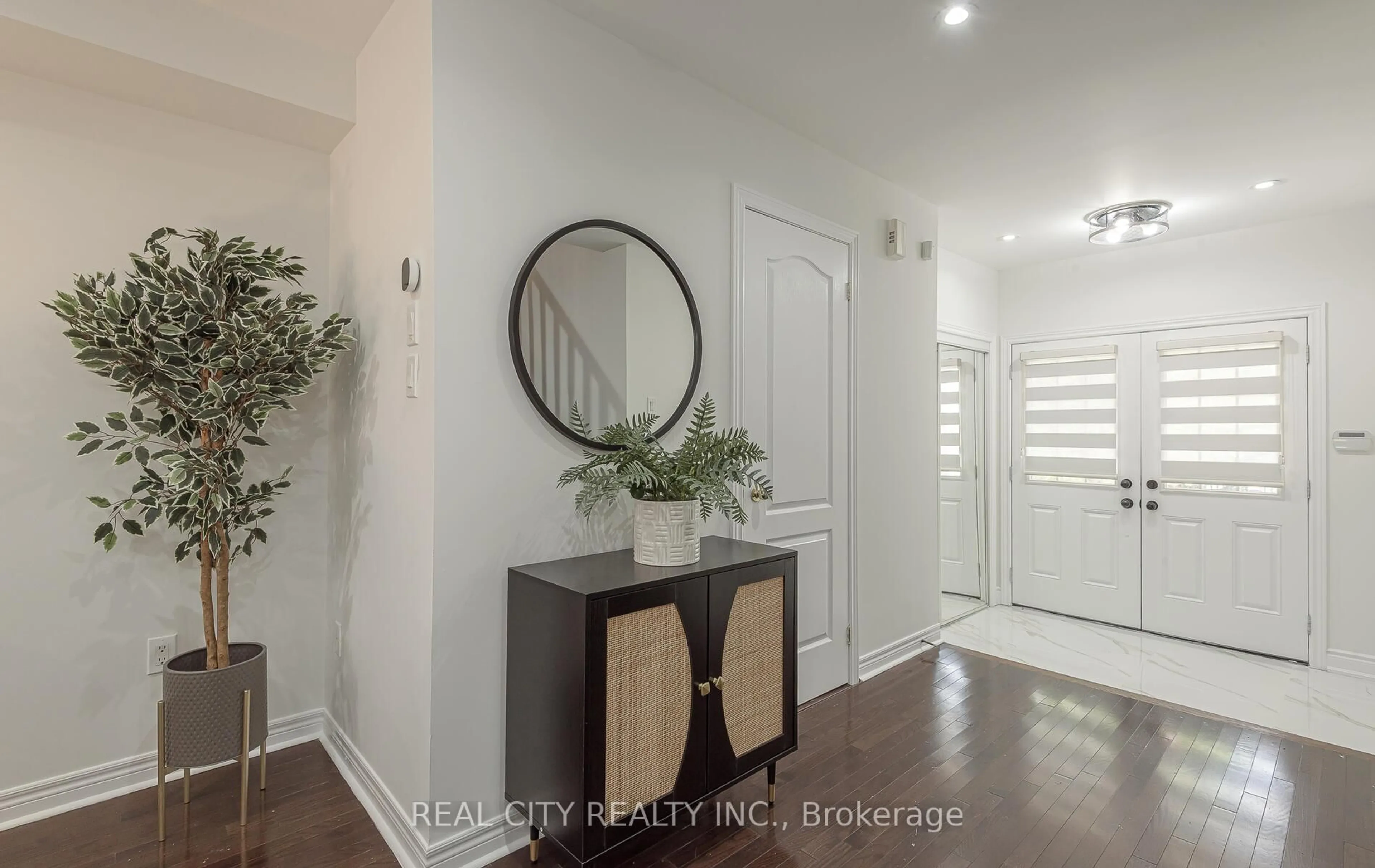 Indoor entryway for 27 Bellhaven Cres, Brampton Ontario L6R 0W6