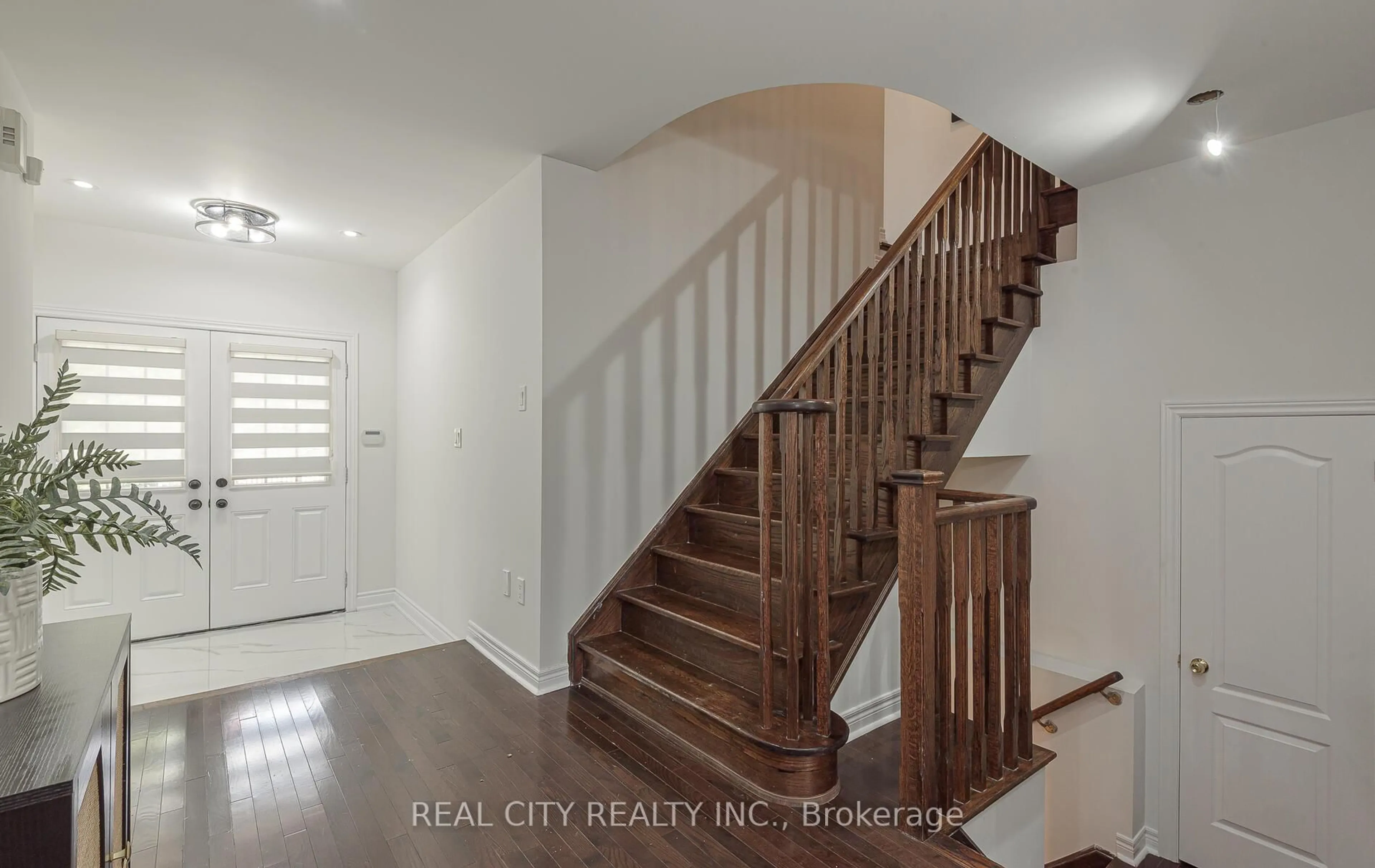 Indoor entryway for 27 Bellhaven Cres, Brampton Ontario L6R 0W6
