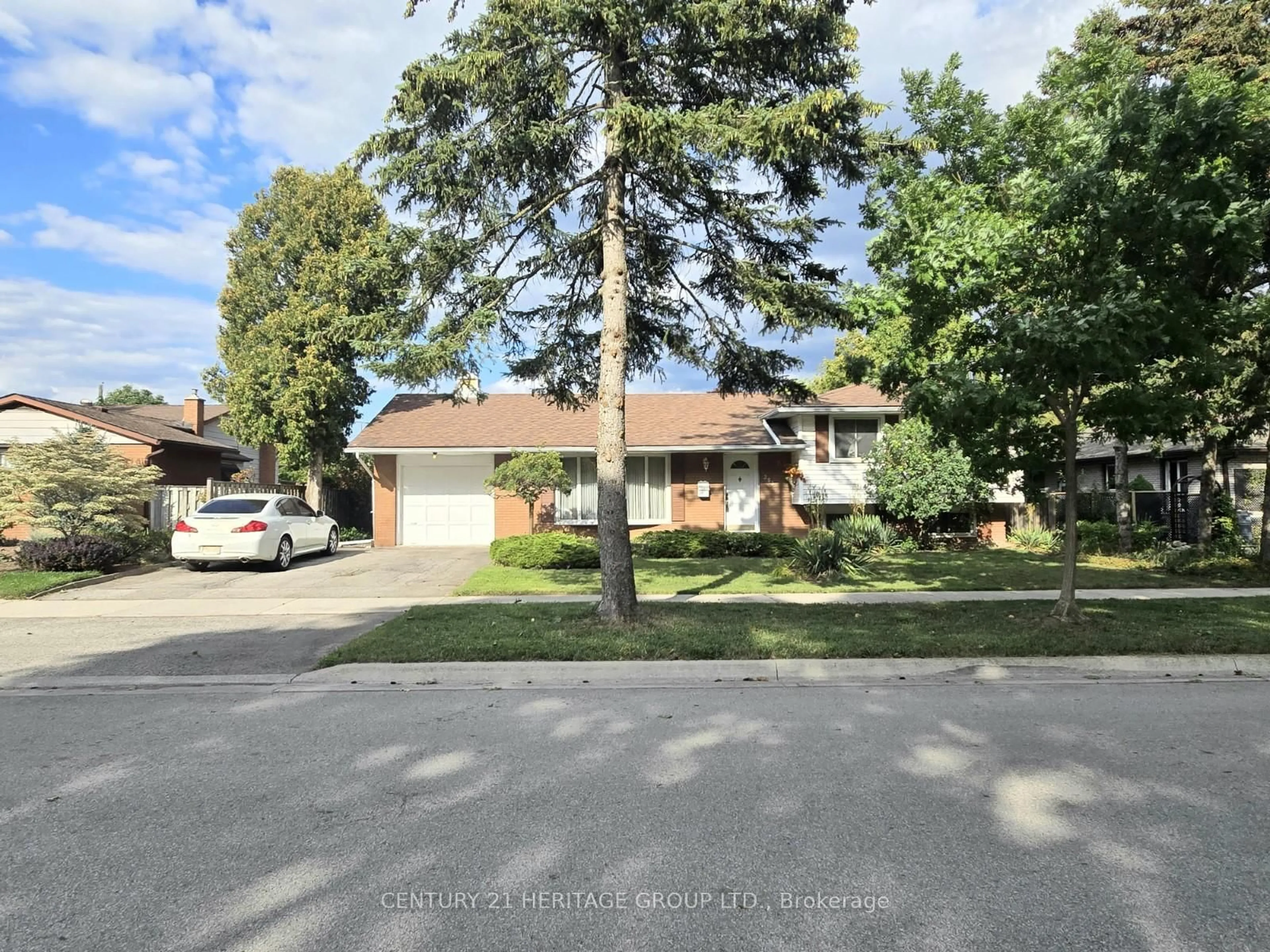 A pic from outside/outdoor area/front of a property/back of a property/a pic from drone, street for 353 Cosburn Cres, Burlington Ontario L7L 2W5