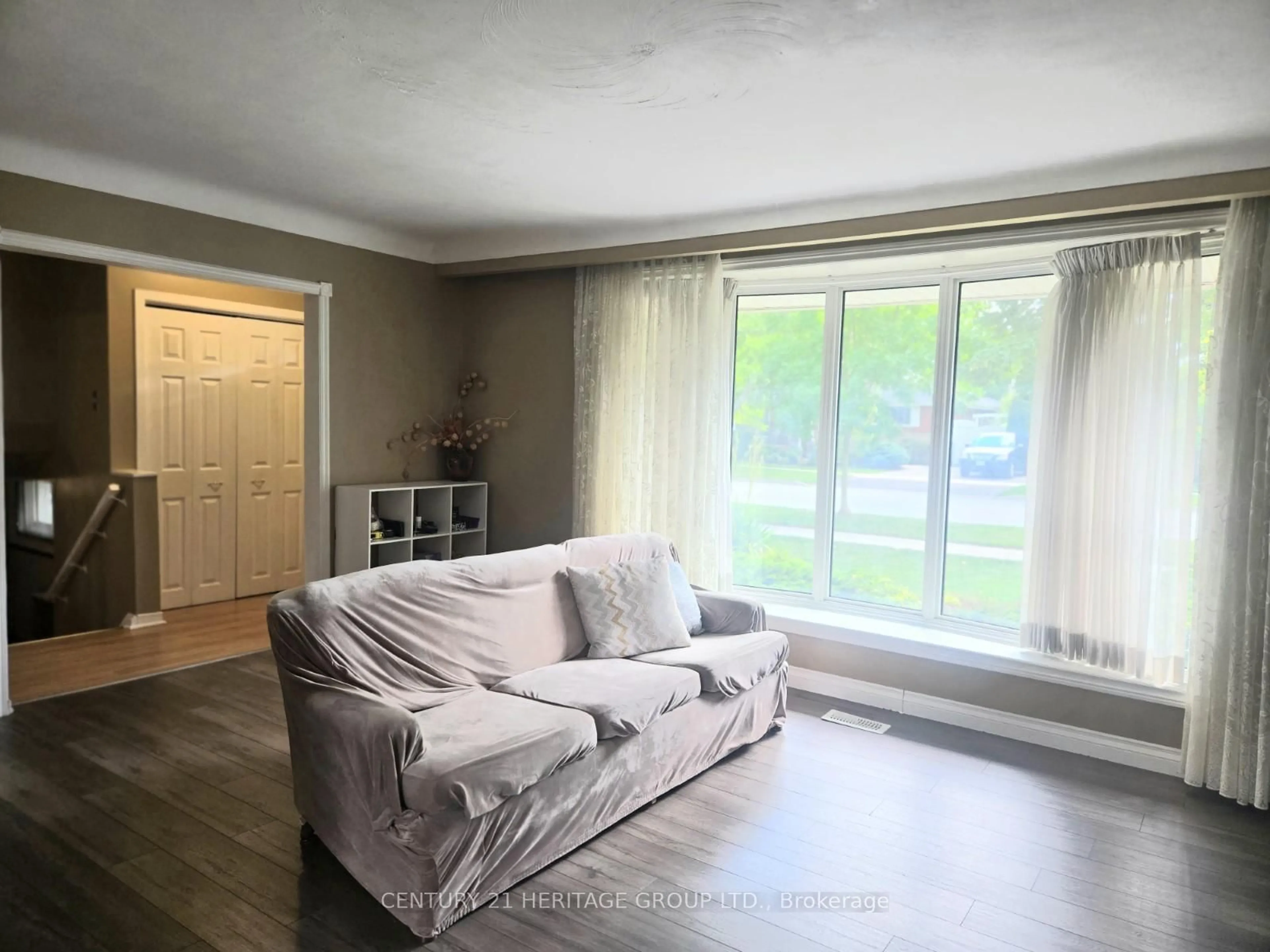 Living room with furniture, unknown for 353 Cosburn Cres, Burlington Ontario L7L 2W5