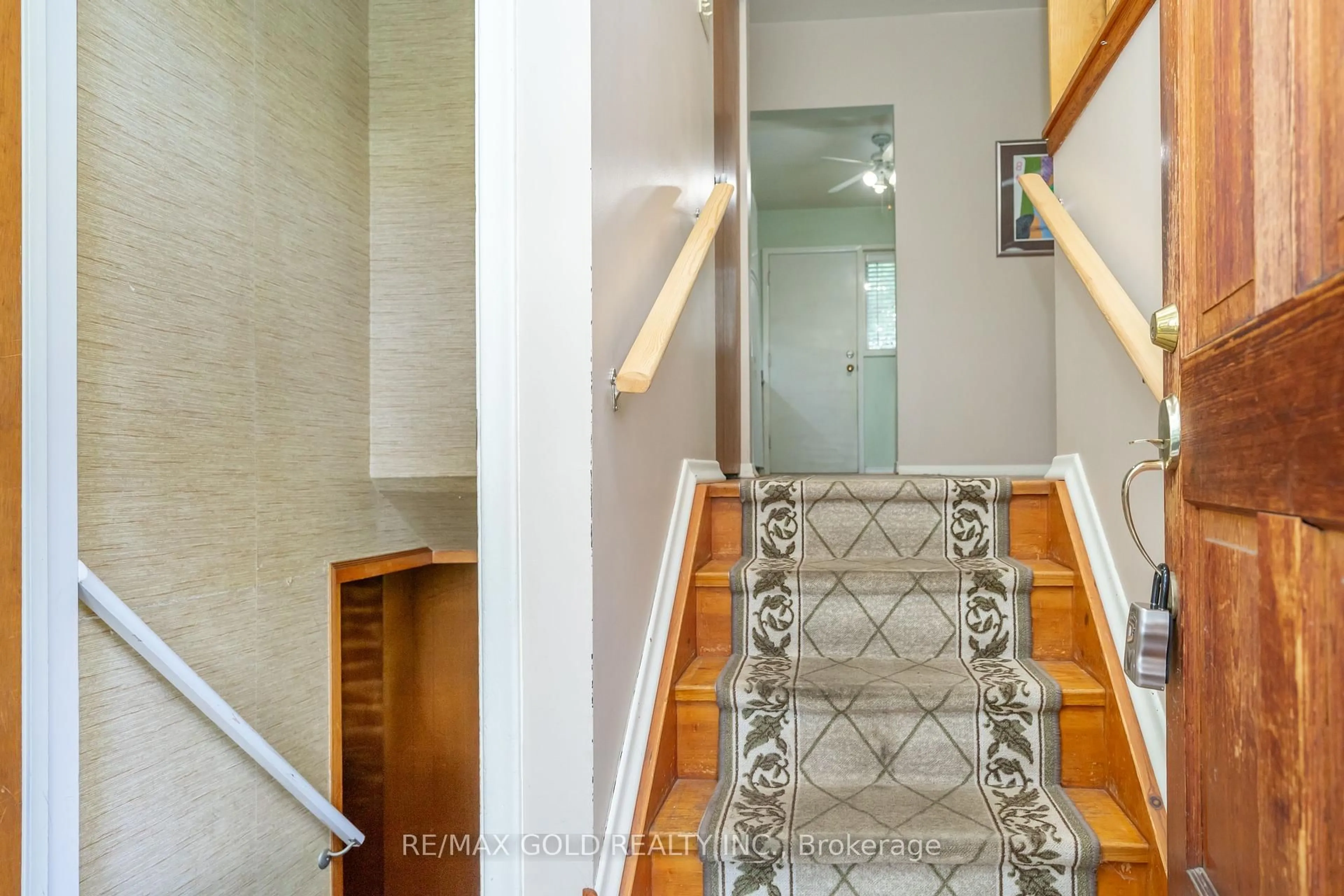 Stairs for 43 Alexandria Cres, Brampton Ontario L6T 1N2