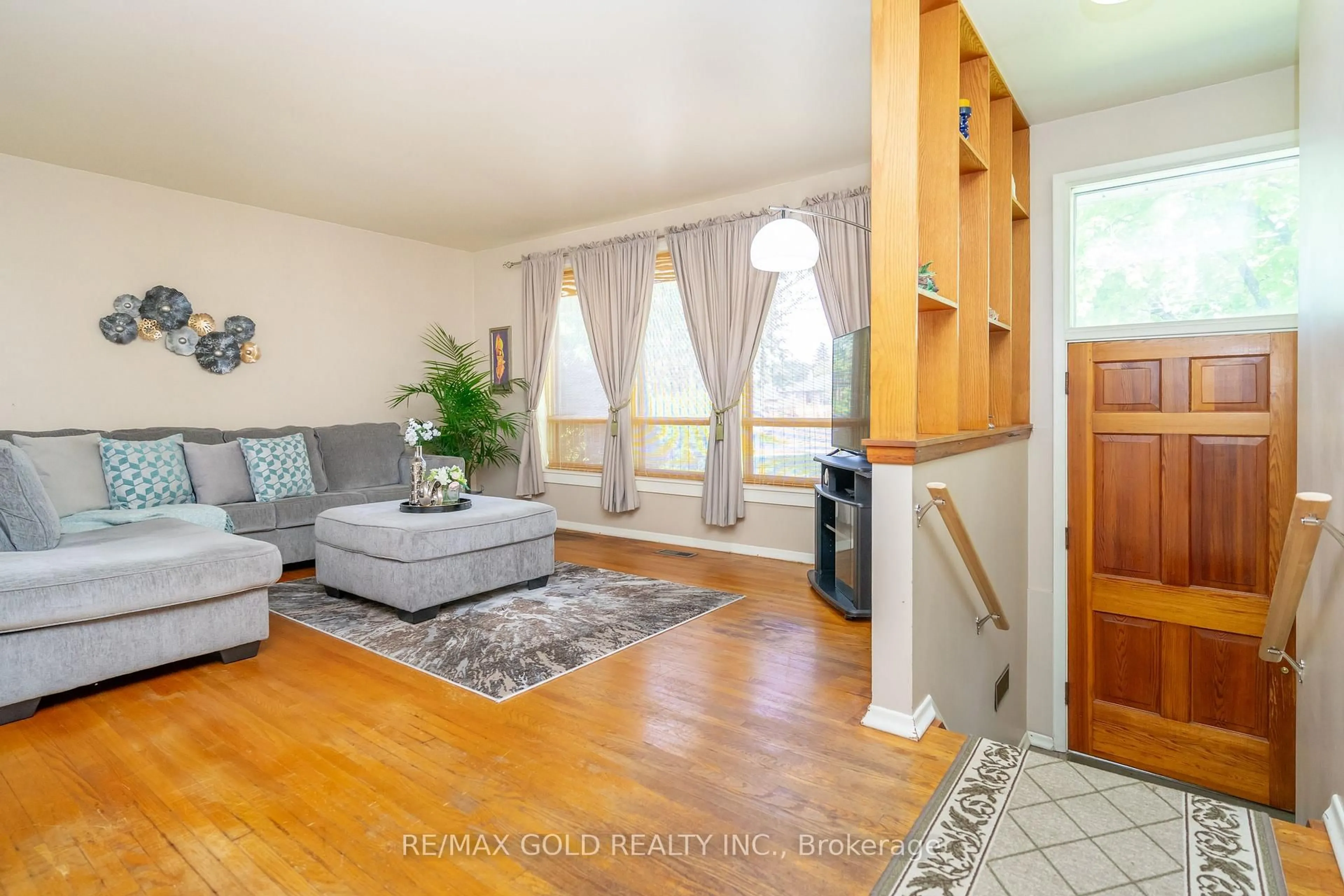 Living room with furniture, unknown for 43 Alexandria Cres, Brampton Ontario L6T 1N2
