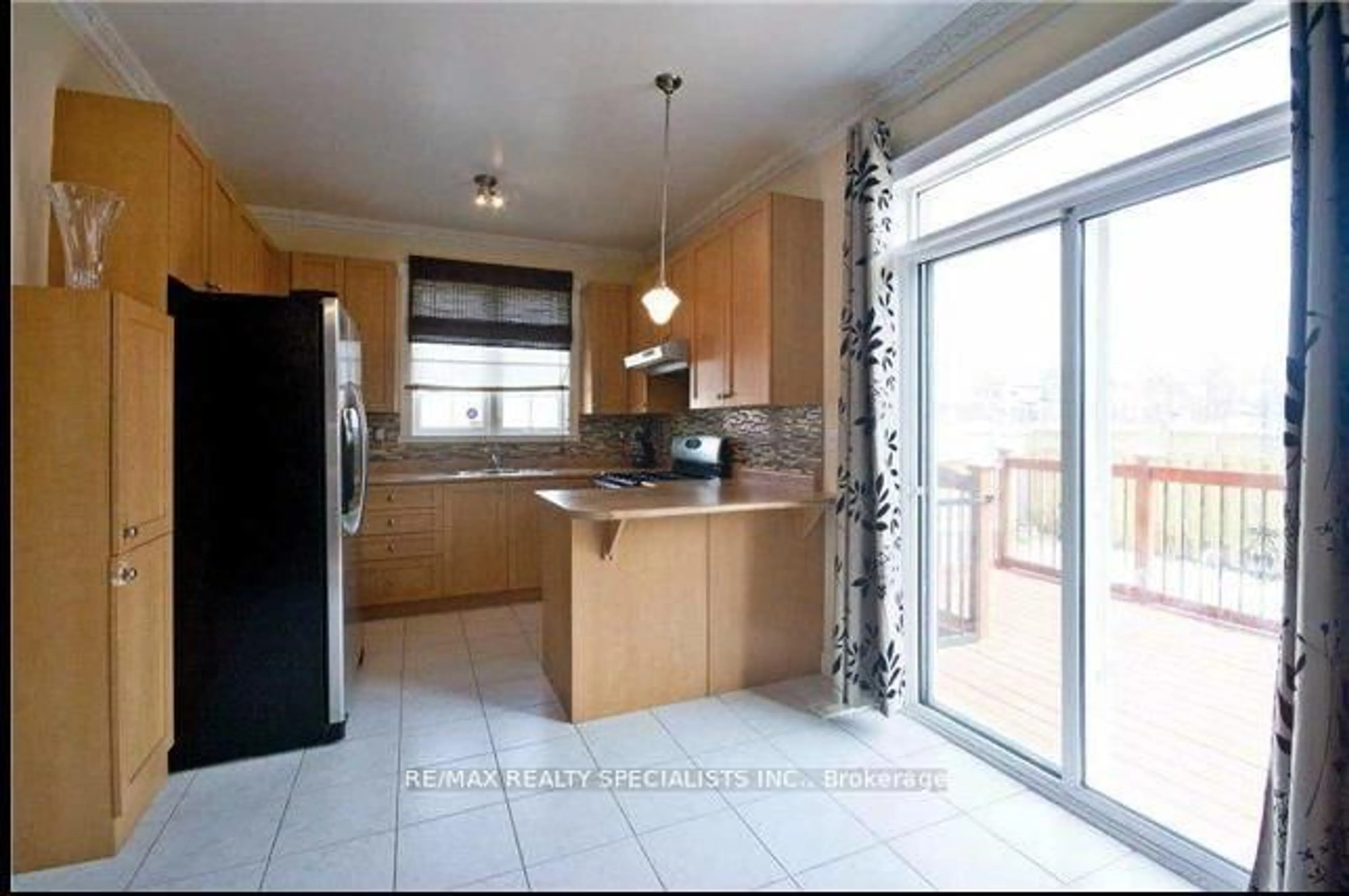 Open concept kitchen, ceramic/tile floor for 138 Southlake Blvd, Brampton Ontario L6V 4S7