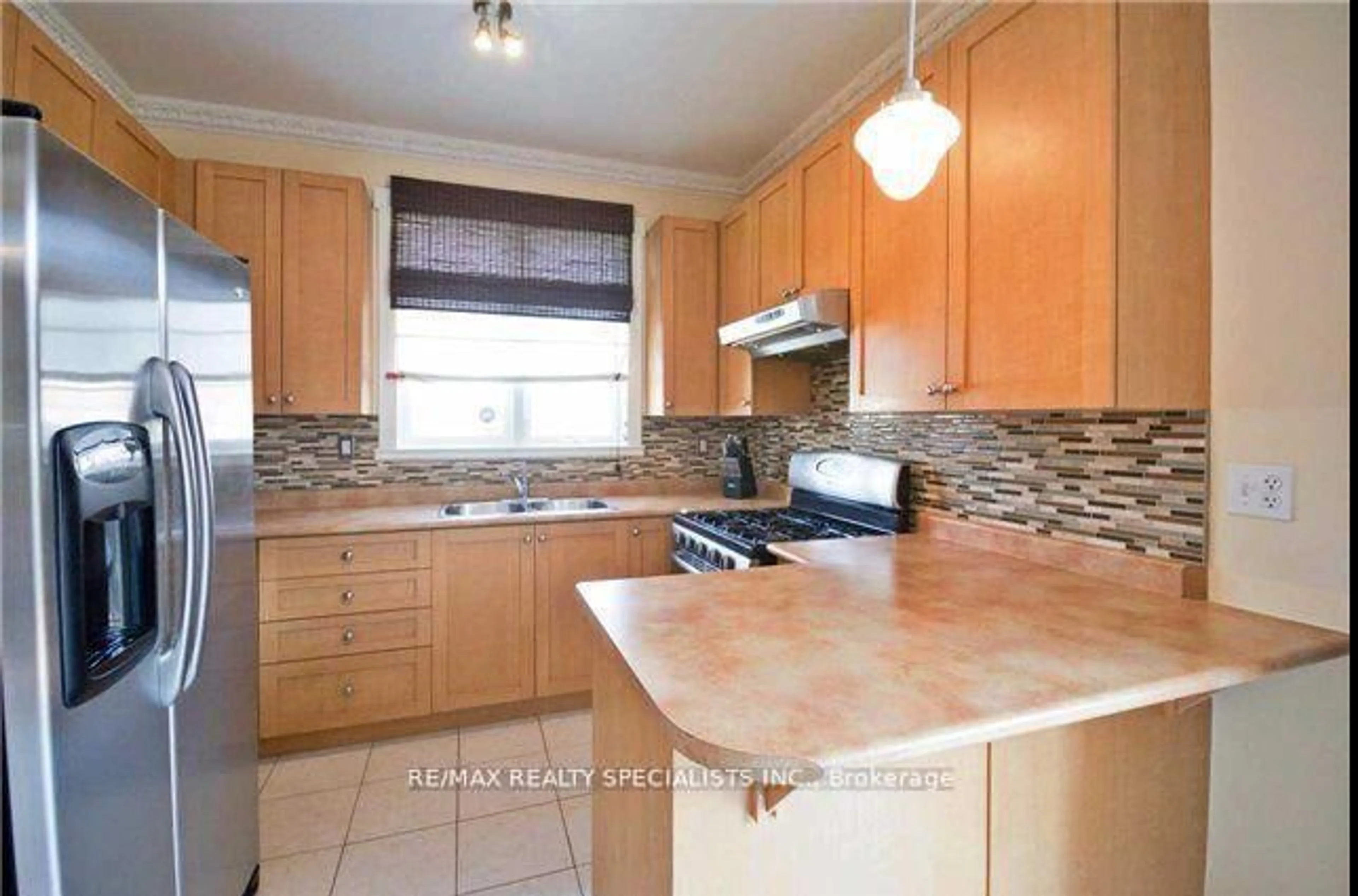 Standard kitchen, unknown for 138 Southlake Blvd, Brampton Ontario L6V 4S7