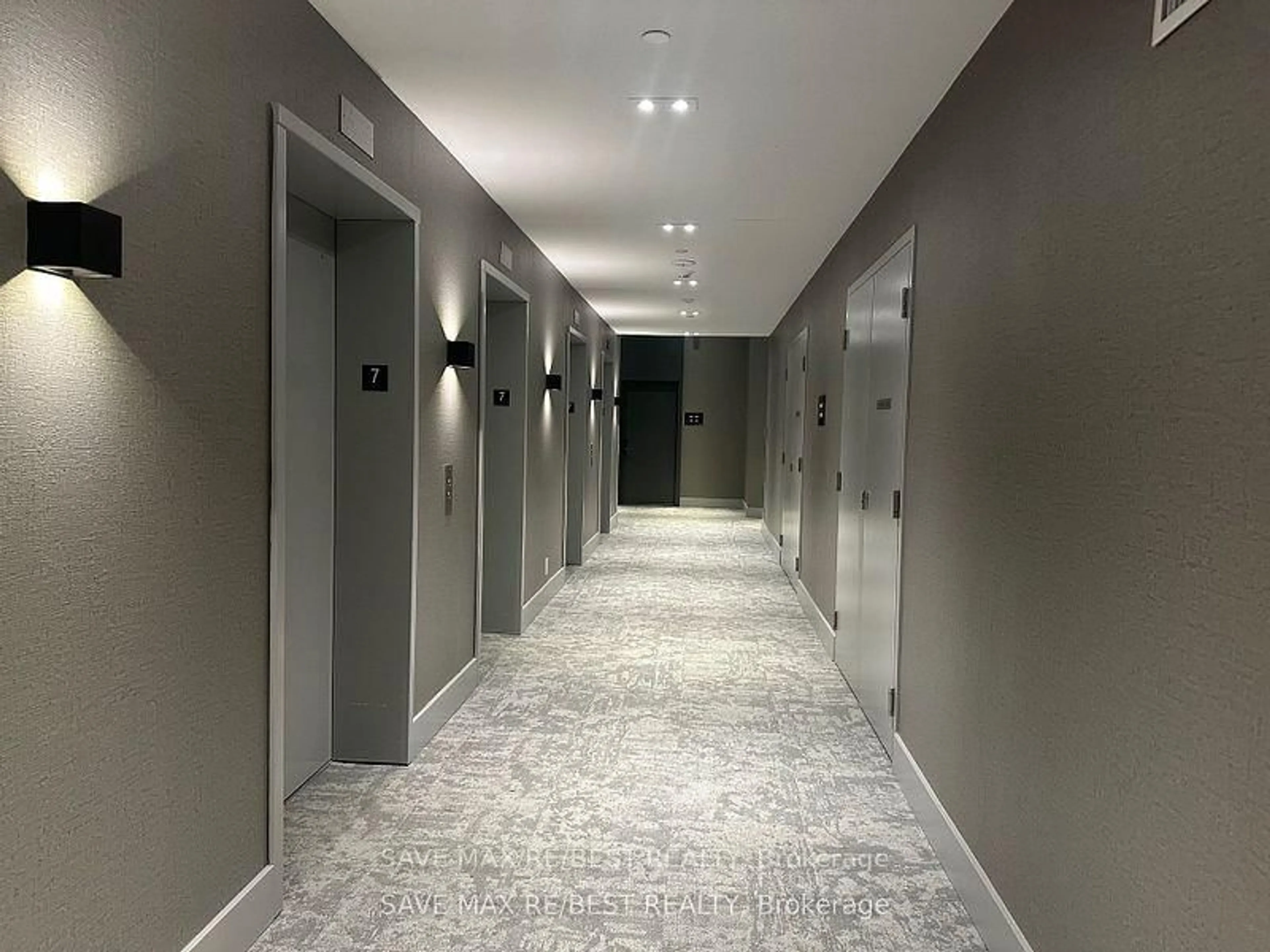 Indoor foyer for 285 Dufferin St #726, Toronto Ontario M6K 0J2
