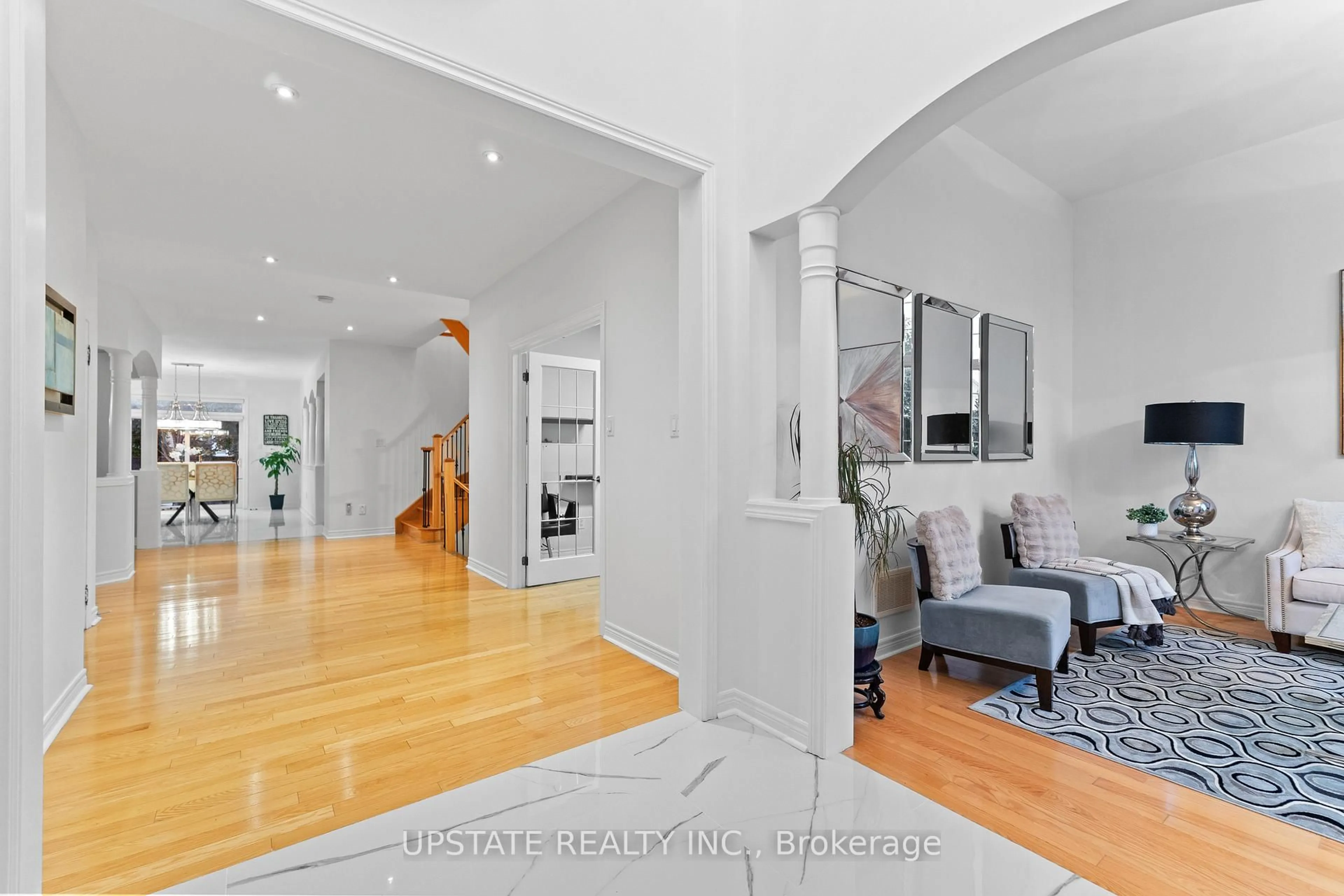 Indoor entryway for 6 Islington Dr, Brampton Ontario L6P 3A5