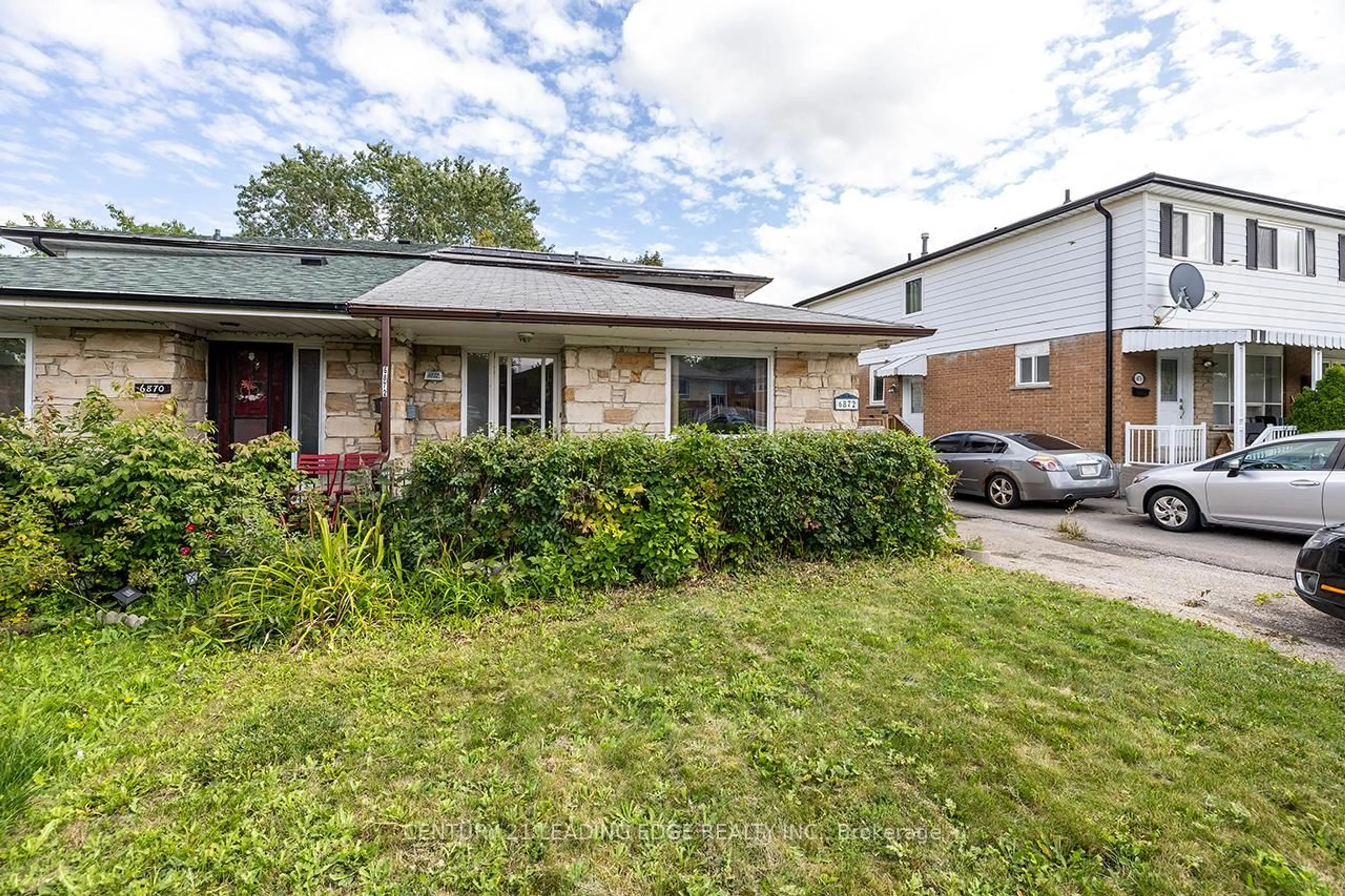 A pic from outside/outdoor area/front of a property/back of a property/a pic from drone, street for 6872 Darcel Ave, Mississauga Ontario L4T 2W5