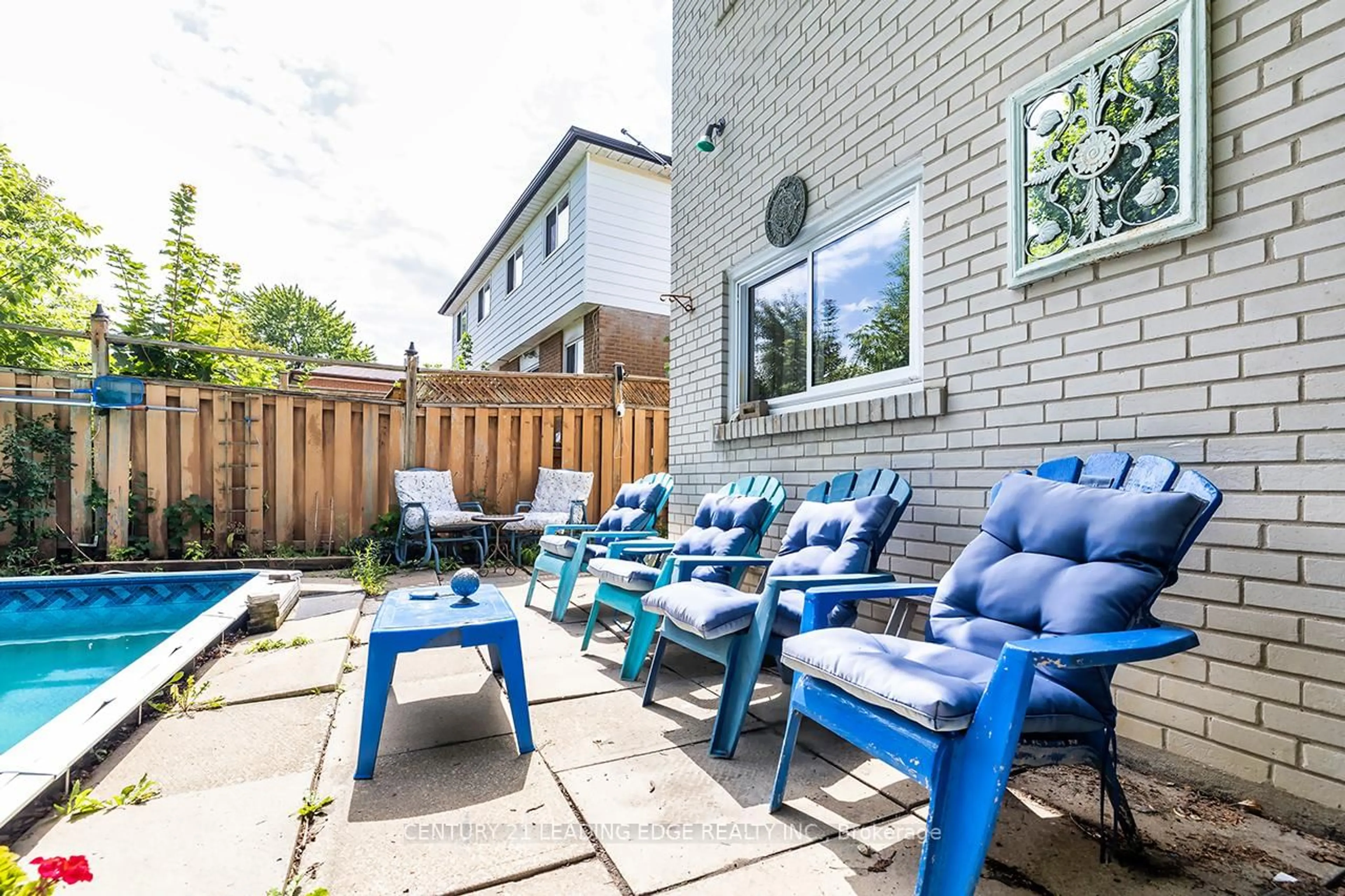 Patio, street for 6872 Darcel Ave, Mississauga Ontario L4T 2W5