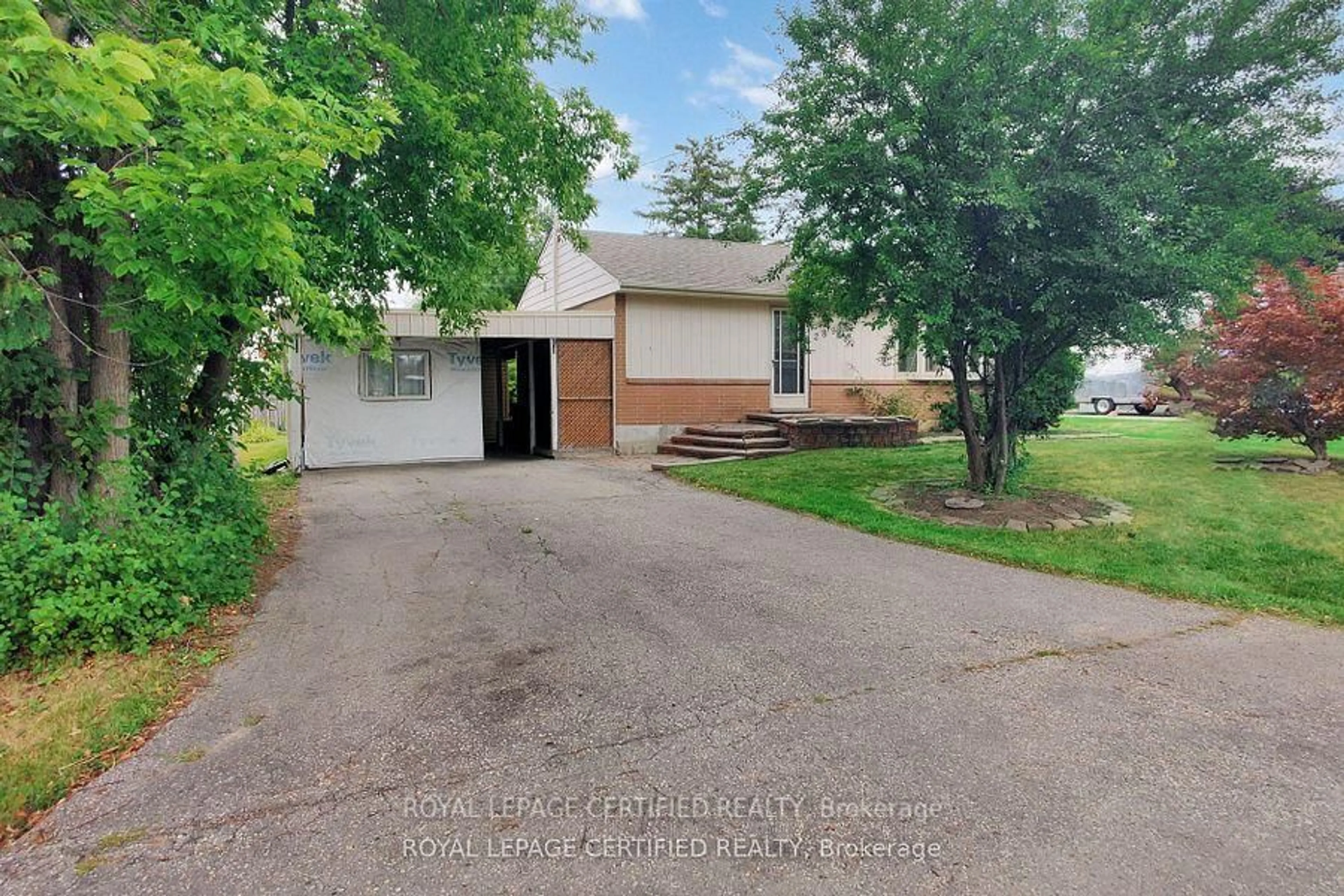 A pic from outside/outdoor area/front of a property/back of a property/a pic from drone, street for 289 Henderson St, Caledon Ontario L7E 4X8