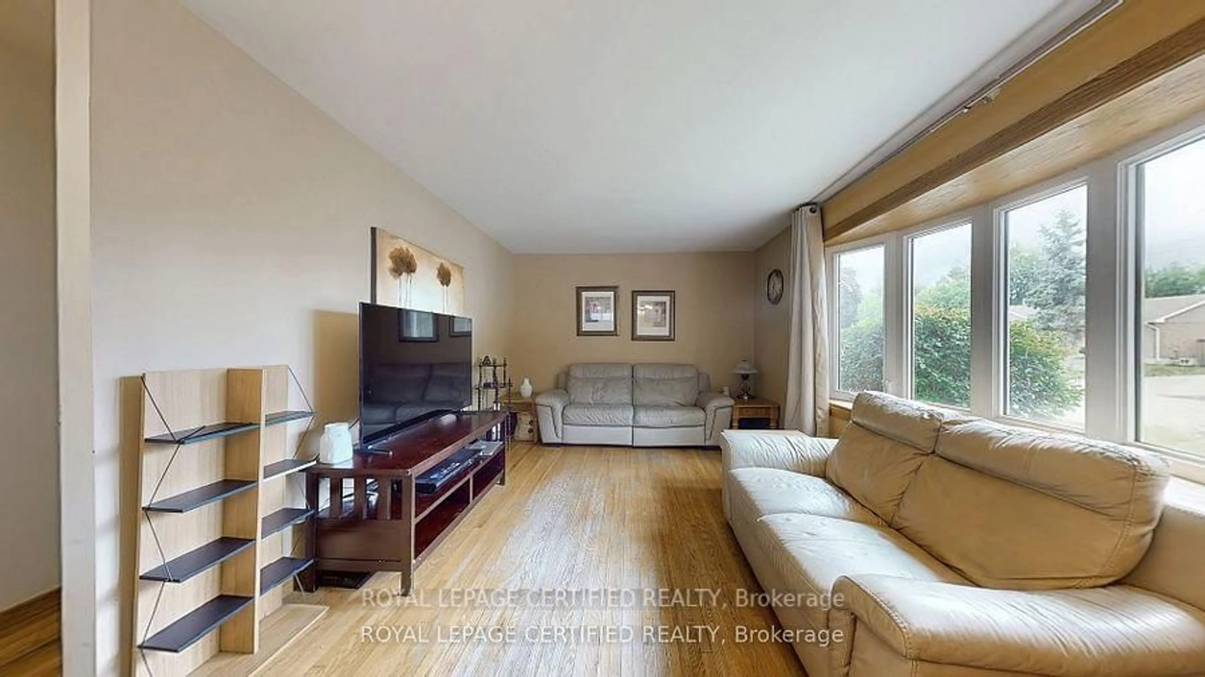 Living room with furniture, wood/laminate floor for 289 Henderson St, Caledon Ontario L7E 4X8