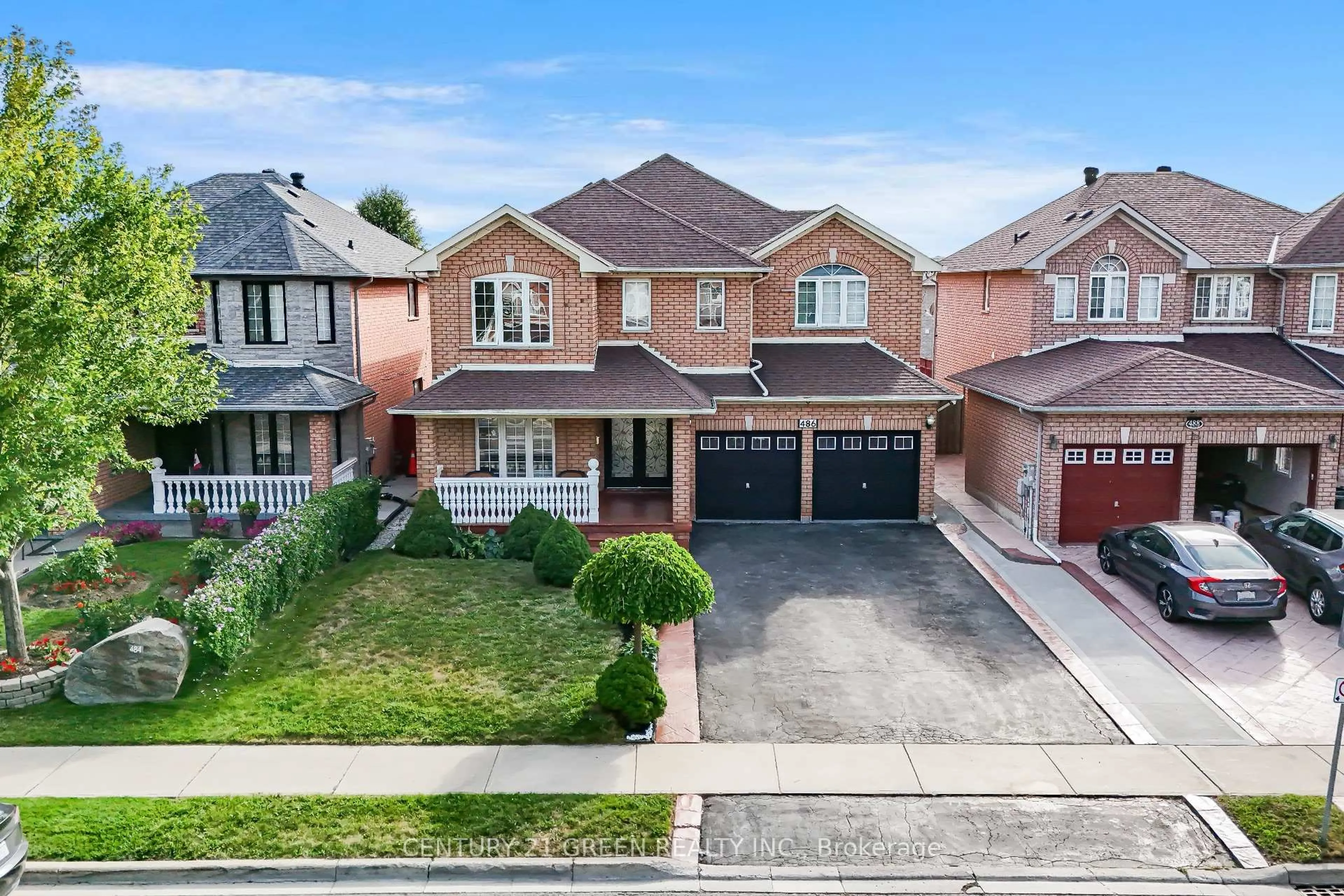 A pic from outside/outdoor area/front of a property/back of a property/a pic from drone, street for 486 Fernforest Dr, Brampton Ontario L6R 2V4