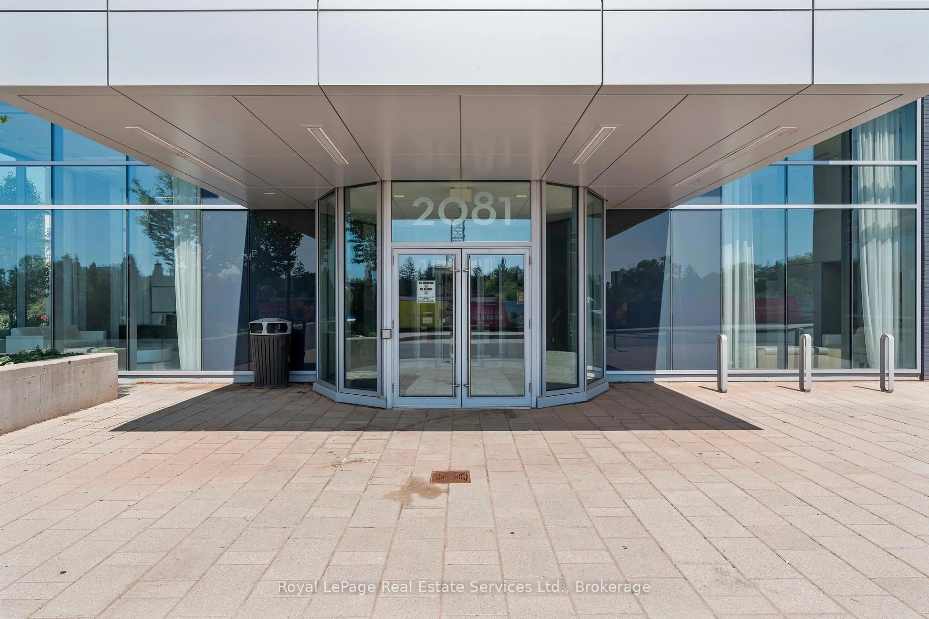 Indoor foyer for 2081 Fairview St #813, Burlington Ontario L7R 0E4