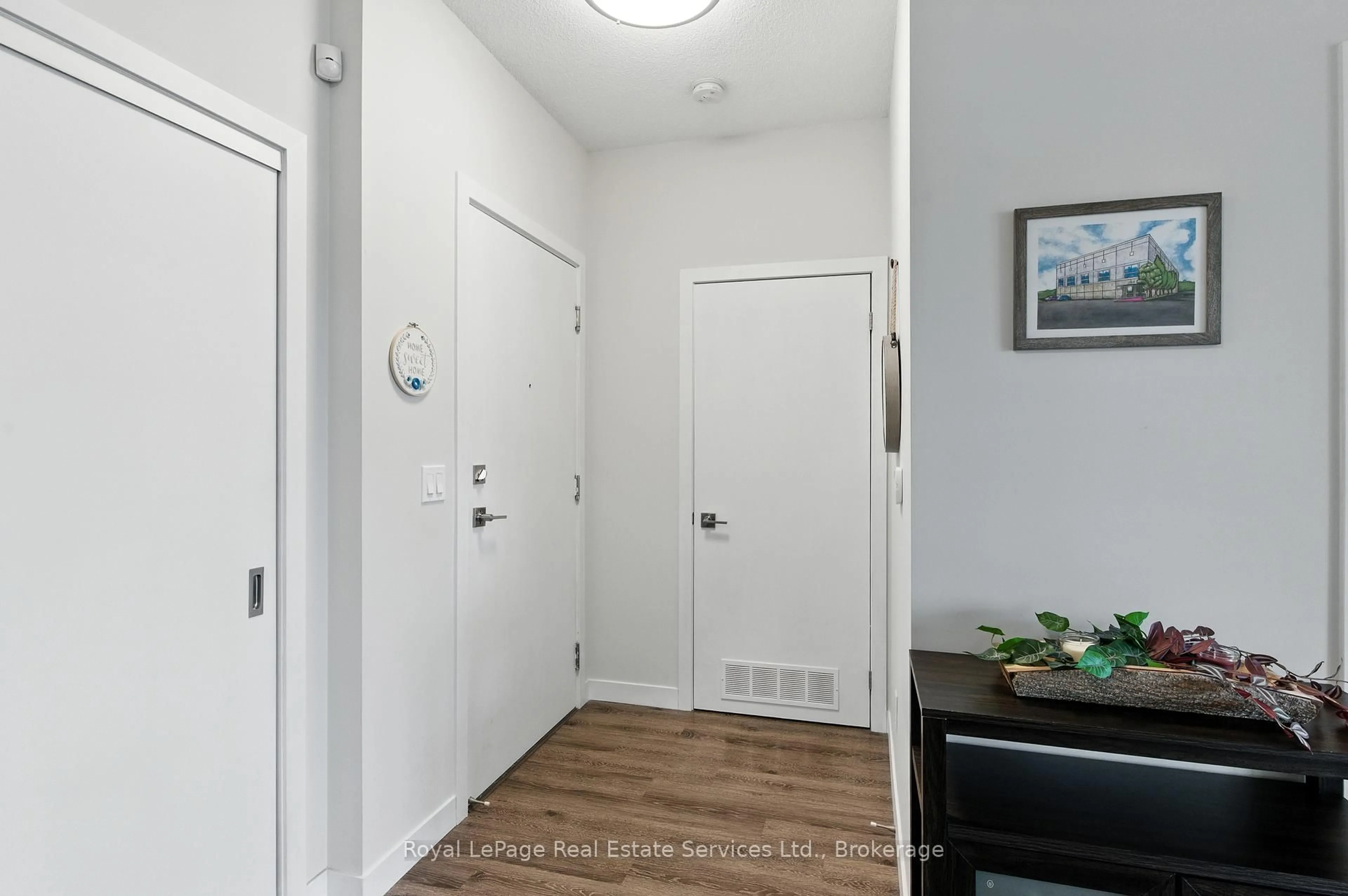 Indoor entryway for 2081 Fairview St #813, Burlington Ontario L7R 0E4