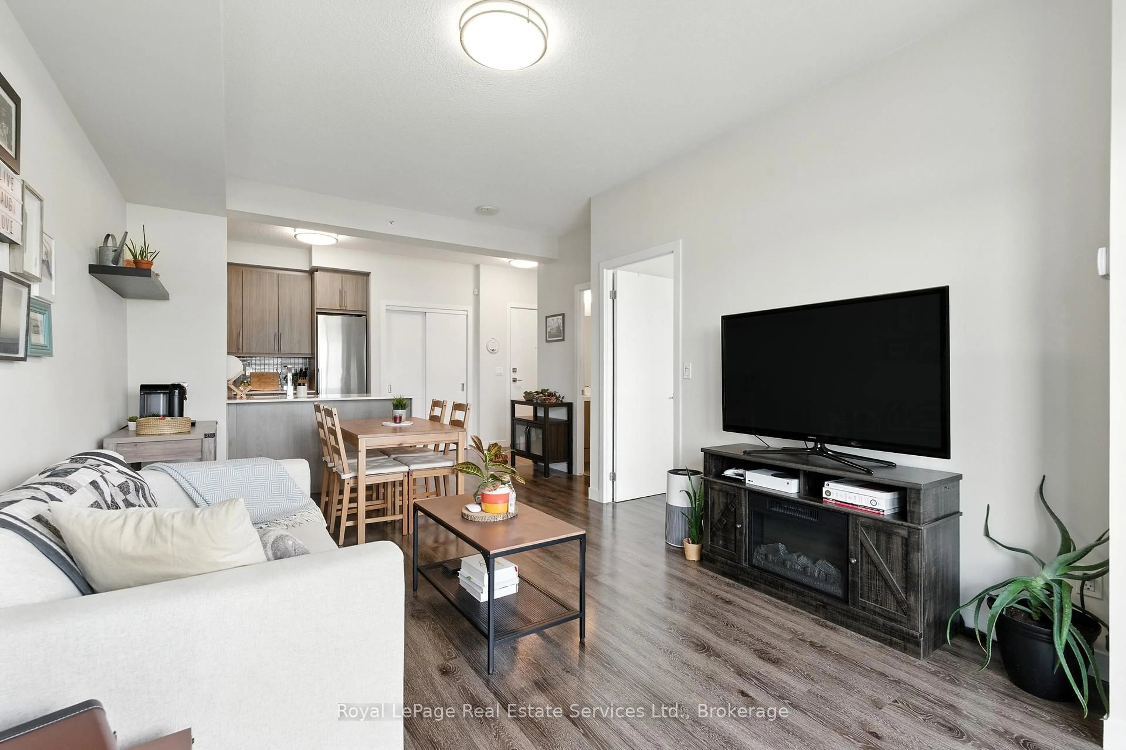 Living room with furniture, wood/laminate floor for 2081 Fairview St #813, Burlington Ontario L7R 0E4