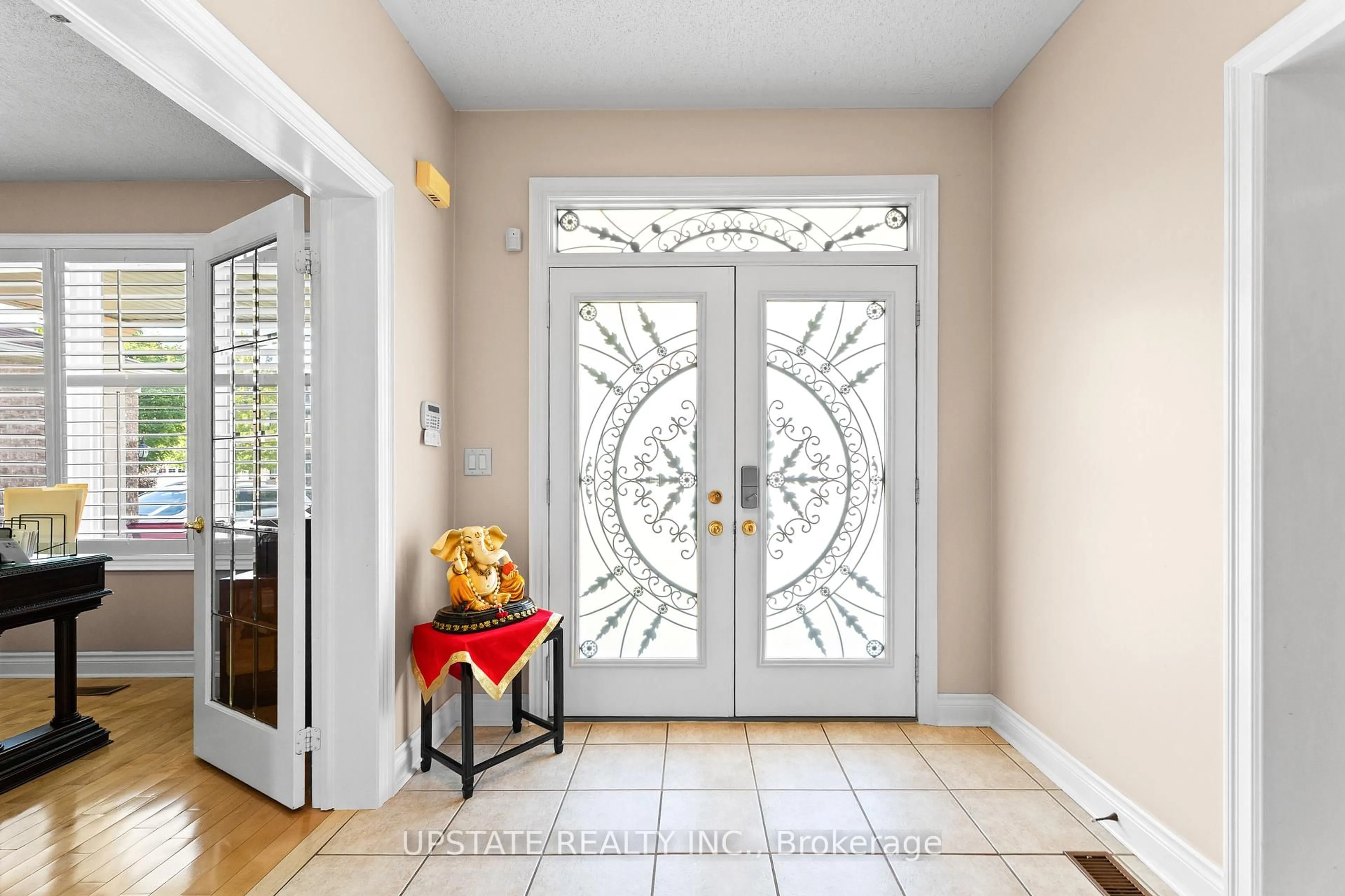 Indoor entryway for 28 Cosmo Crt, Brampton Ontario L6P 1G2