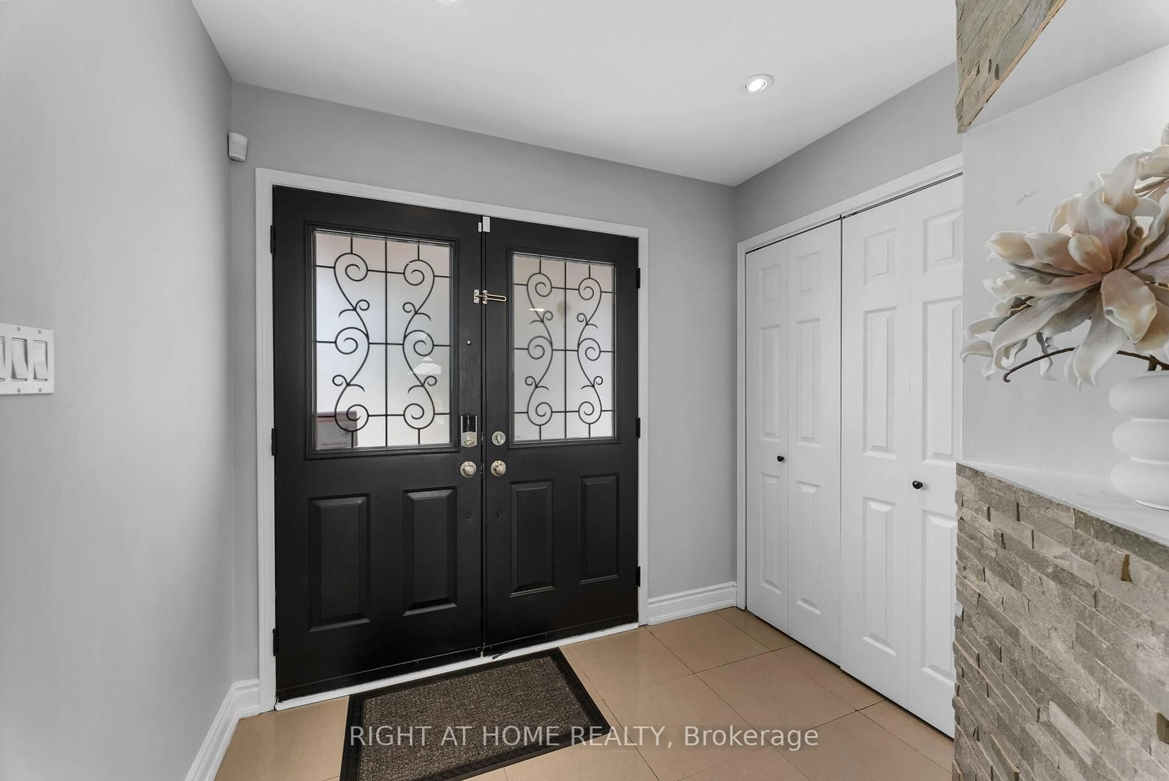 Indoor entryway for 7229 Pallett Crt, Mississauga Ontario L5N 8E5