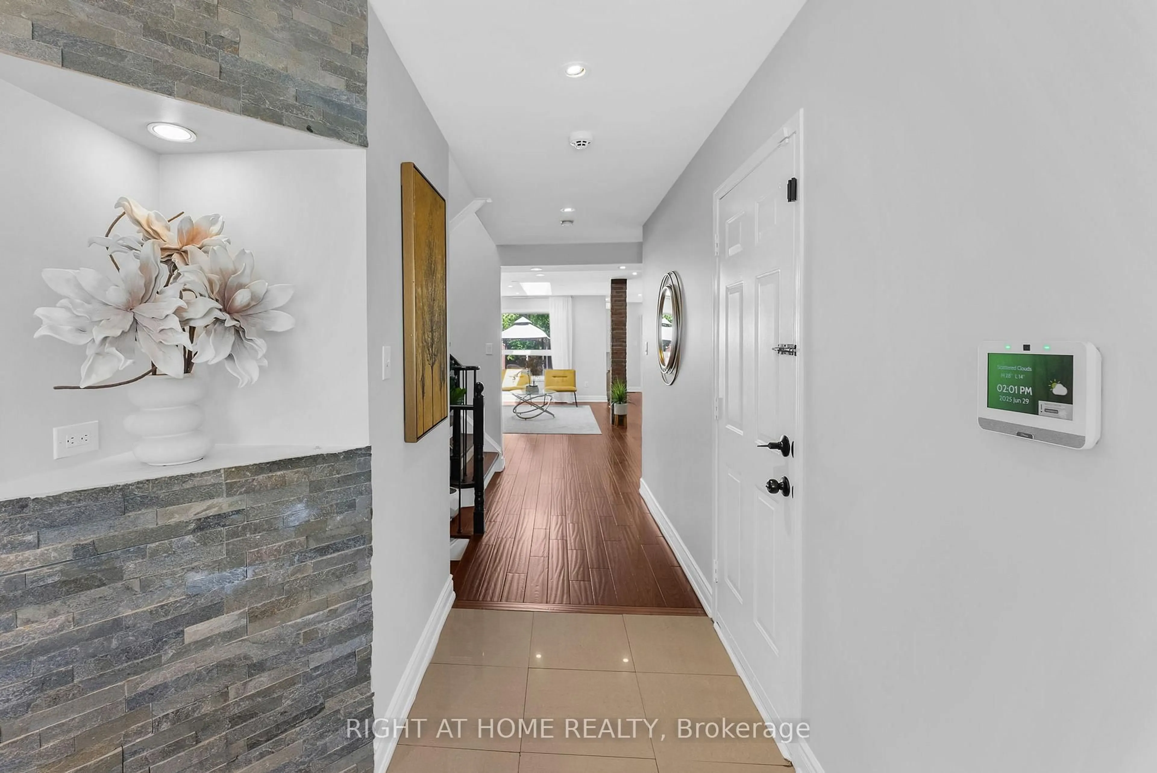 Indoor entryway for 7229 Pallett Crt, Mississauga Ontario L5N 8E5