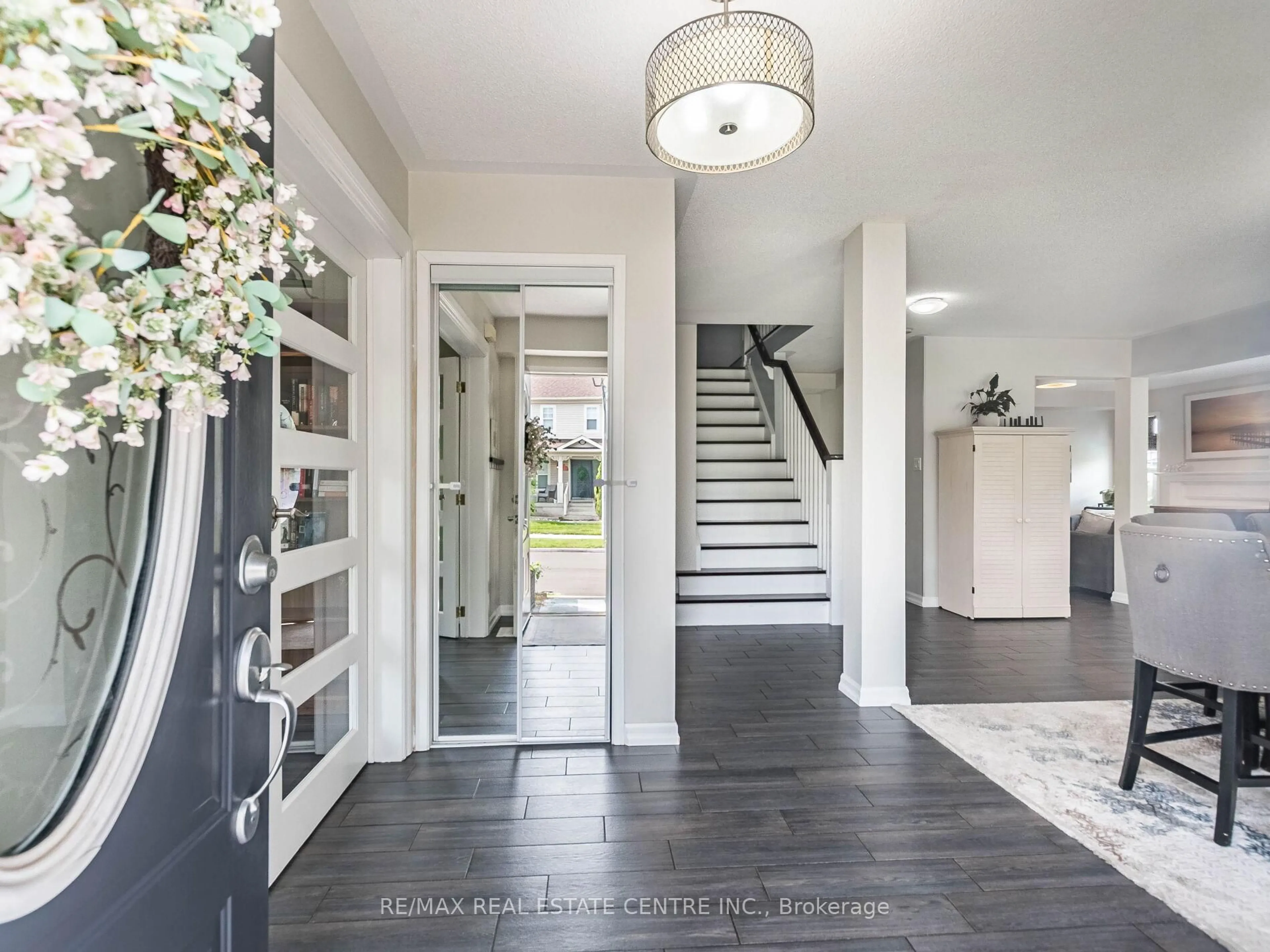 Indoor entryway for 34 Hurst St, Halton Hills Ontario L7J 2Z8