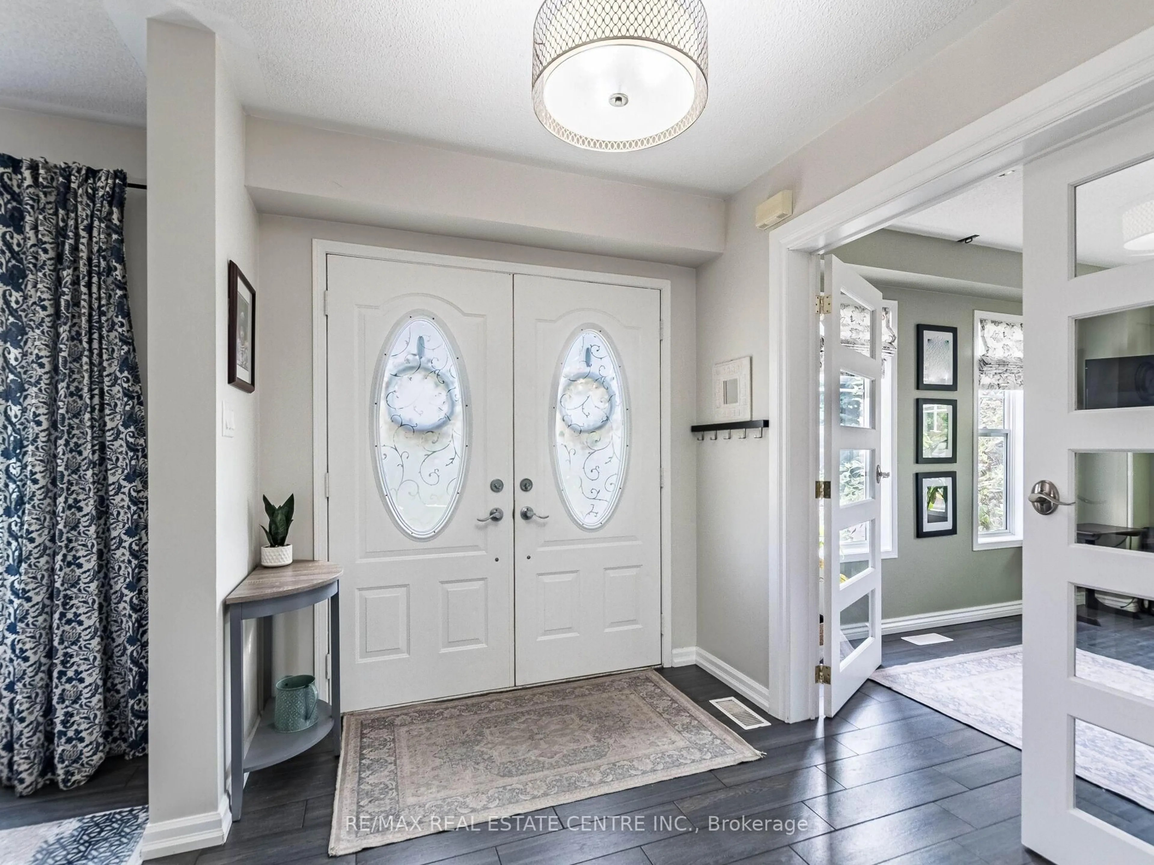Indoor entryway for 34 Hurst St, Halton Hills Ontario L7J 2Z8