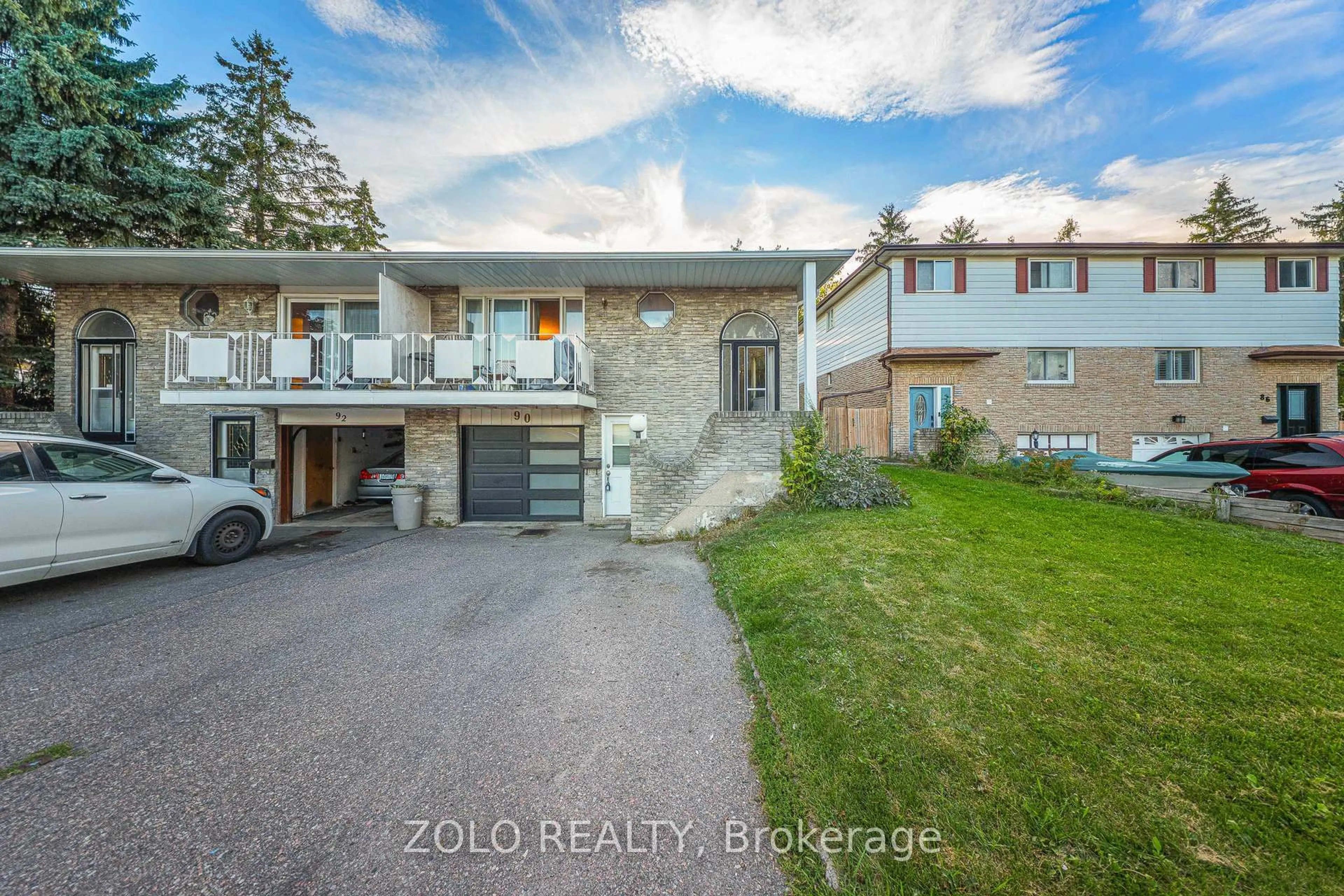 A pic from outside/outdoor area/front of a property/back of a property/a pic from drone, street for 90 Ivybridge Dr, Brampton Ontario L6V 2X3