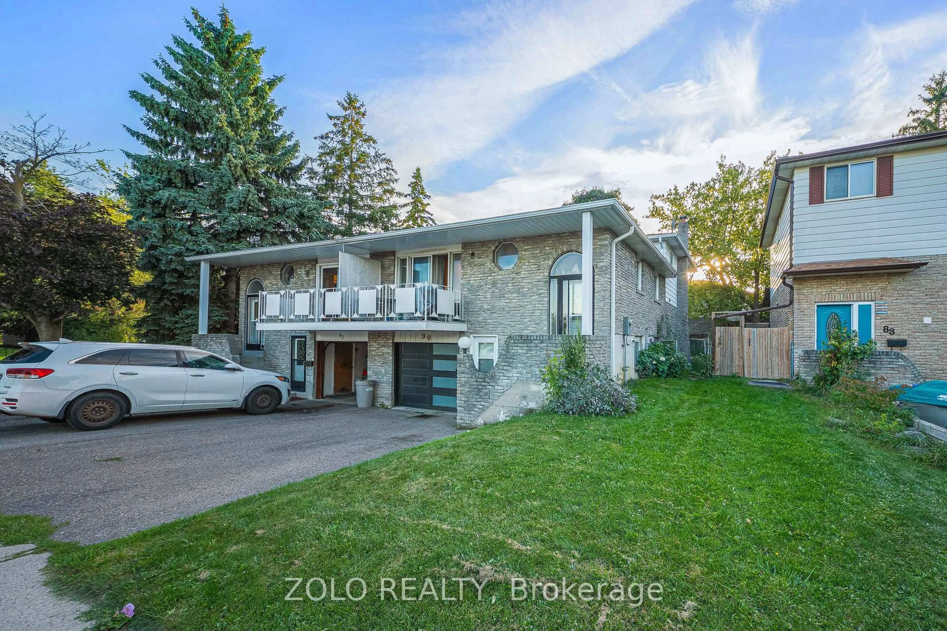 A pic from outside/outdoor area/front of a property/back of a property/a pic from drone, street for 90 Ivybridge Dr, Brampton Ontario L6V 2X3