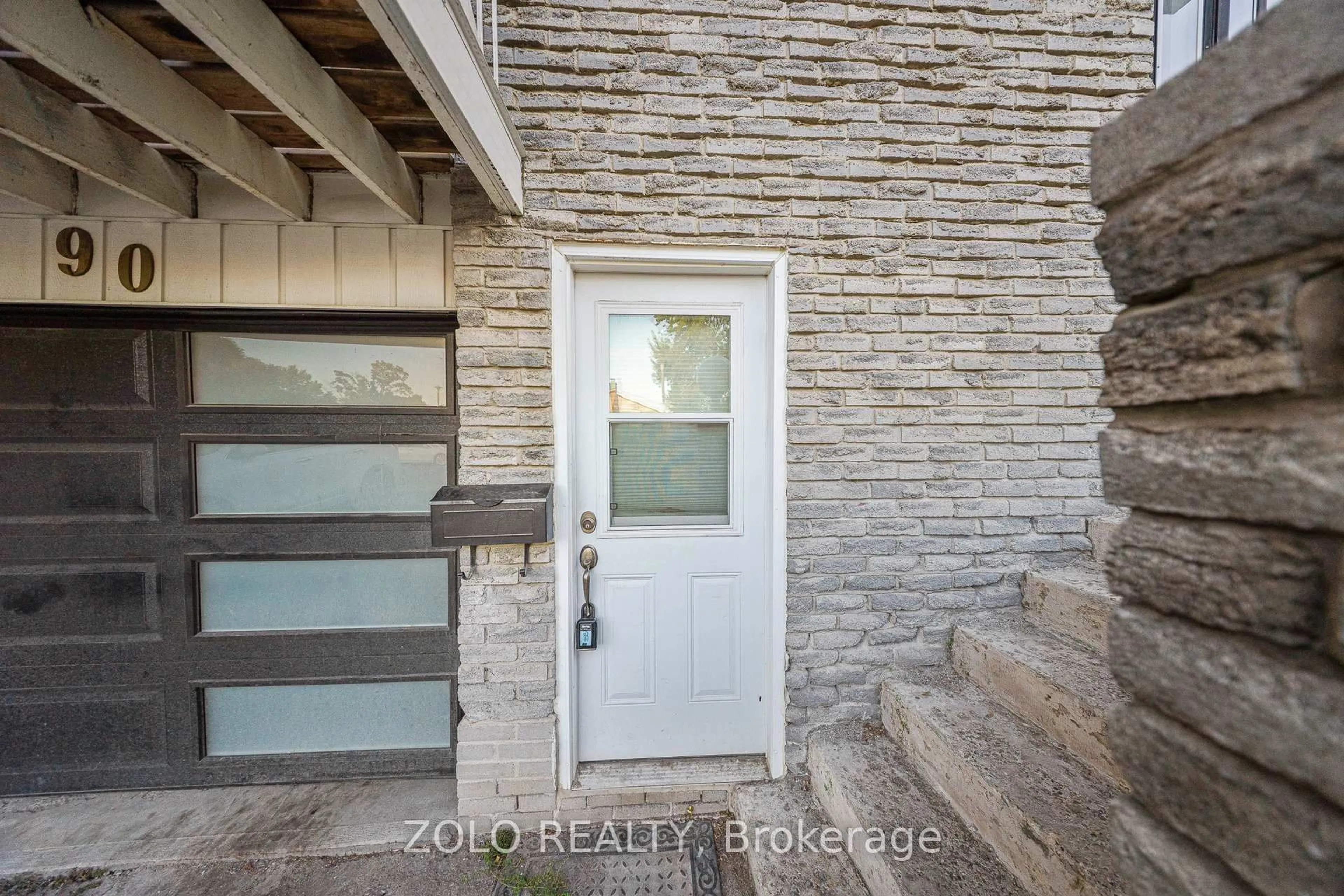 Indoor entryway for 90 Ivybridge Dr, Brampton Ontario L6V 2X3