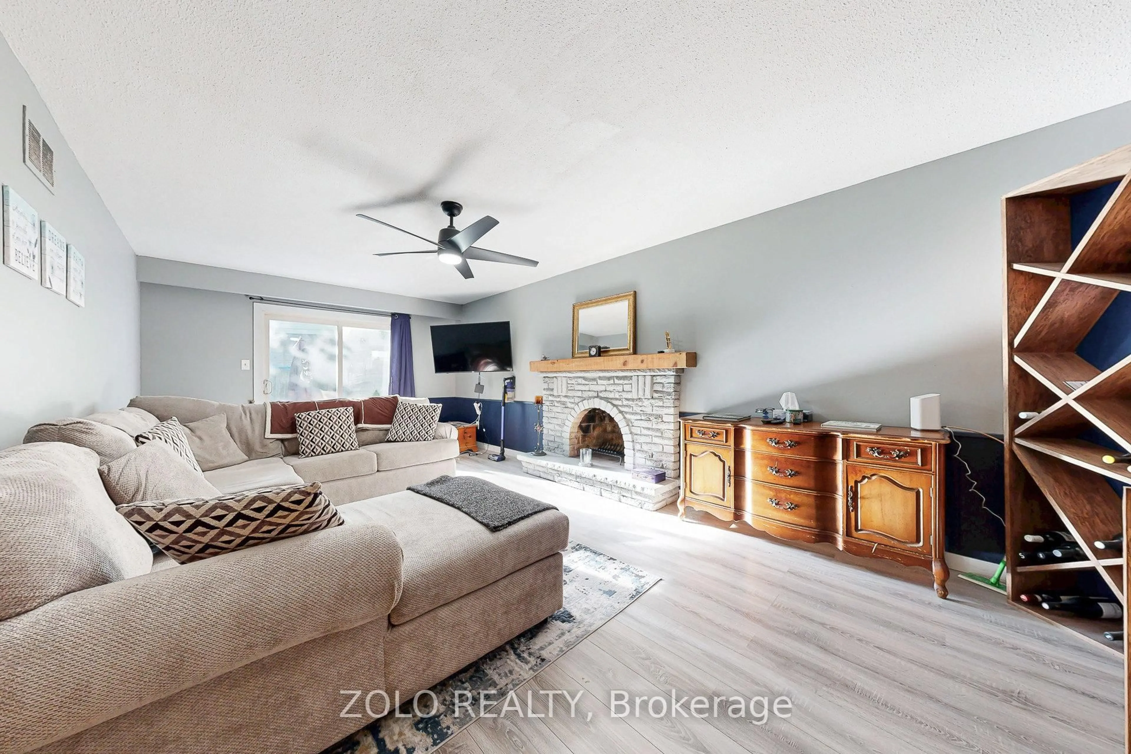 Living room with furniture, unknown for 90 Ivybridge Dr, Brampton Ontario L6V 2X3