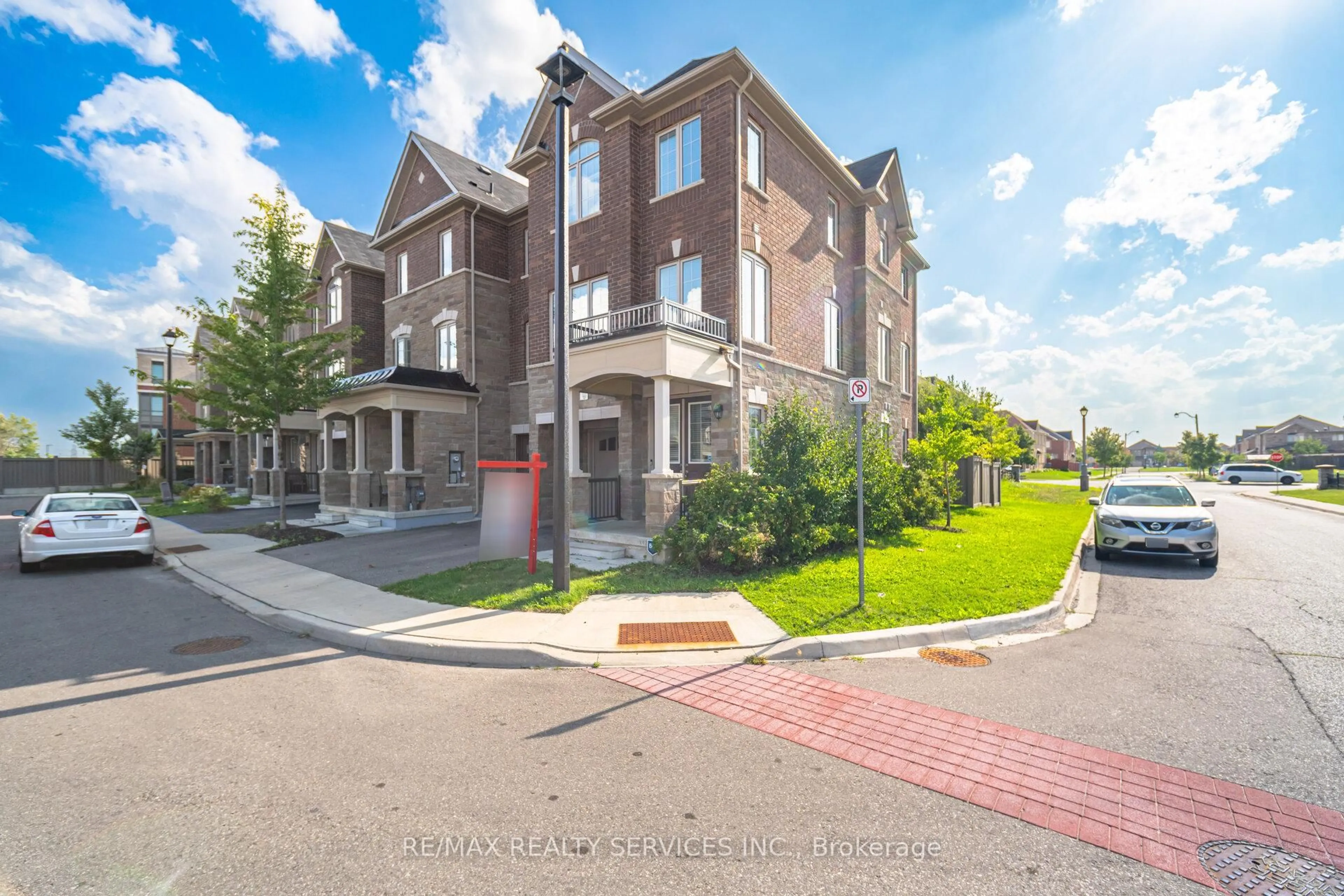 Unknown for 2 Estelle Gate, Brampton Ontario L6P 4M9
