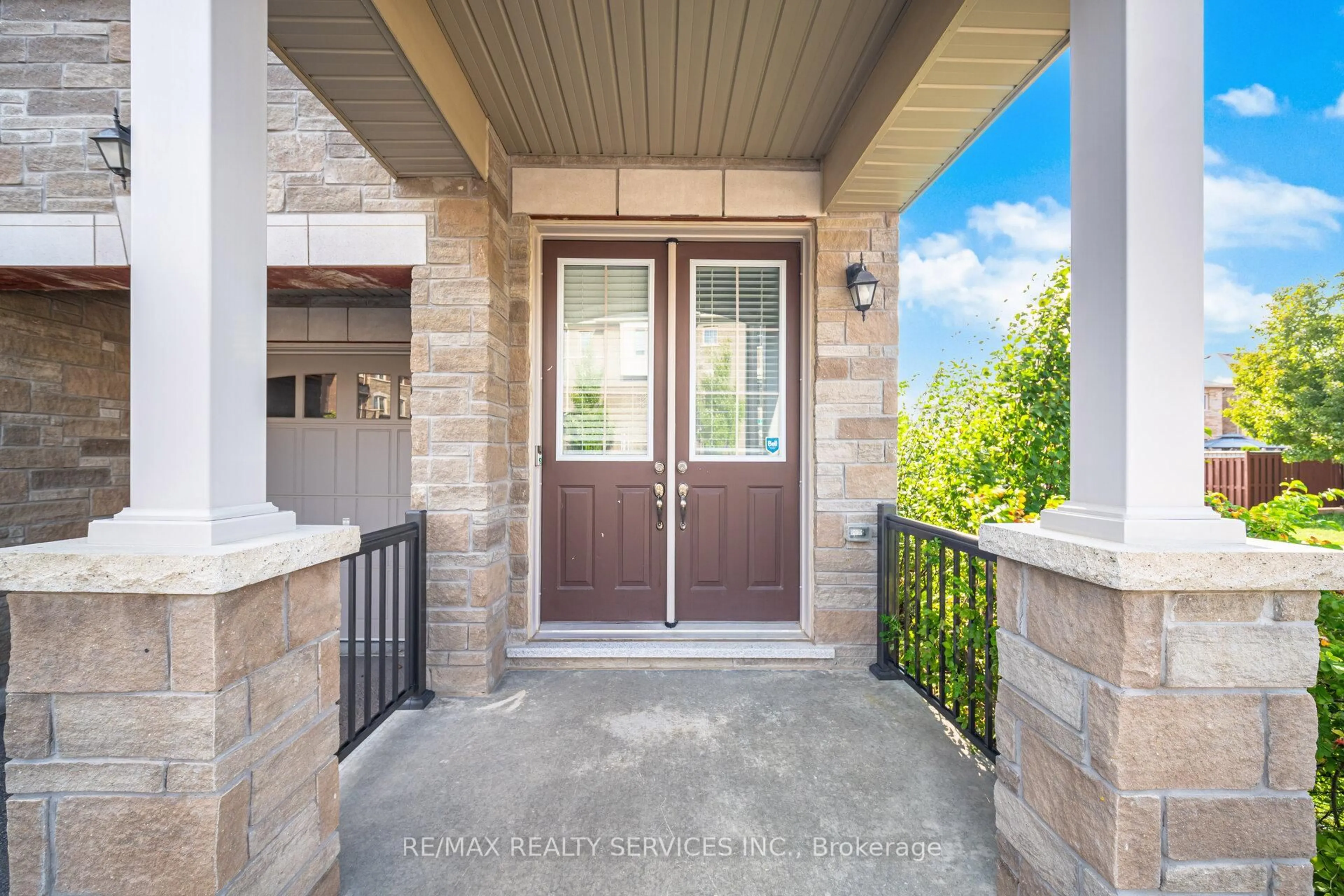Indoor entryway for 2 Estelle Gate, Brampton Ontario L6P 4M9