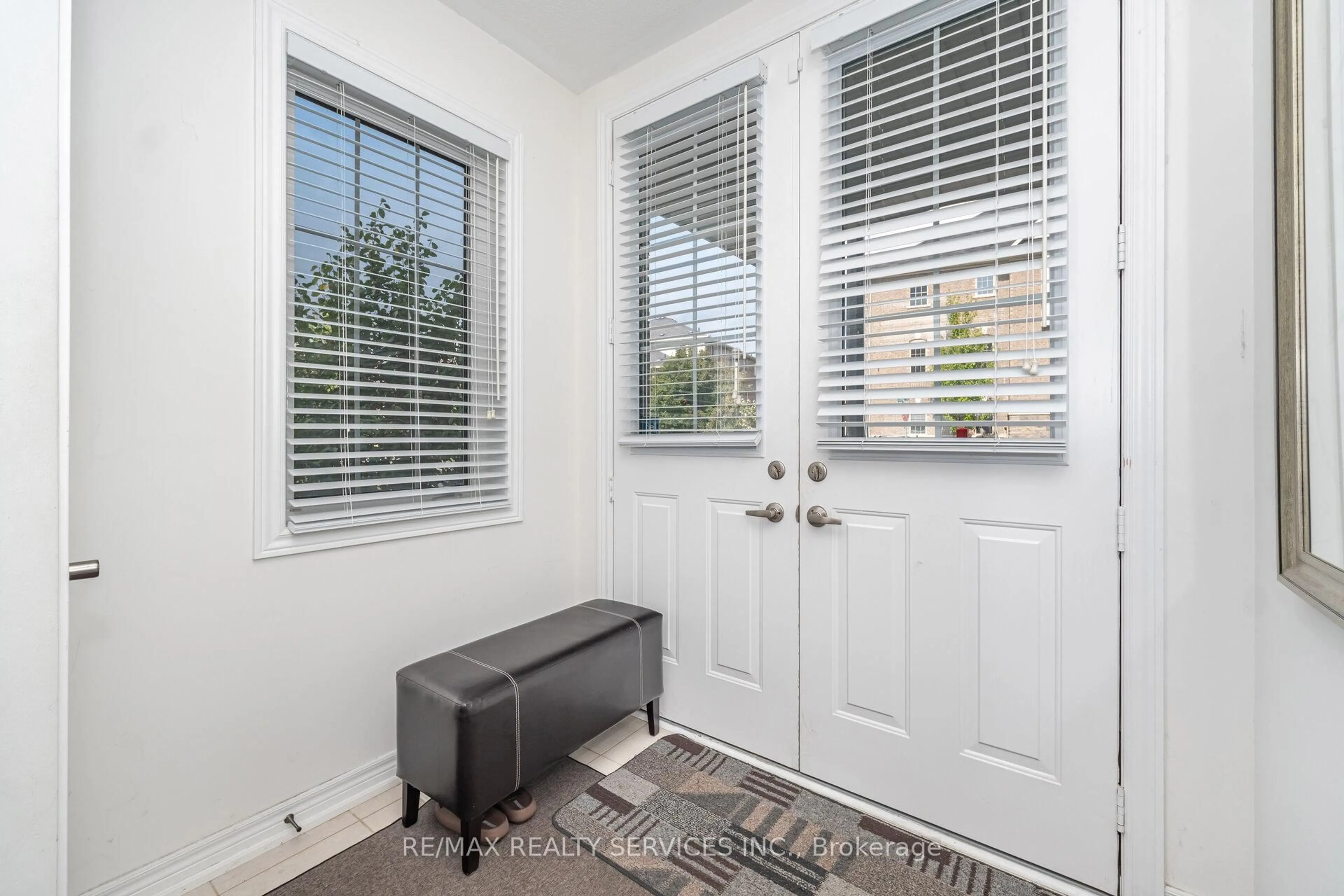 Indoor entryway for 2 Estelle Gate, Brampton Ontario L6P 4M9