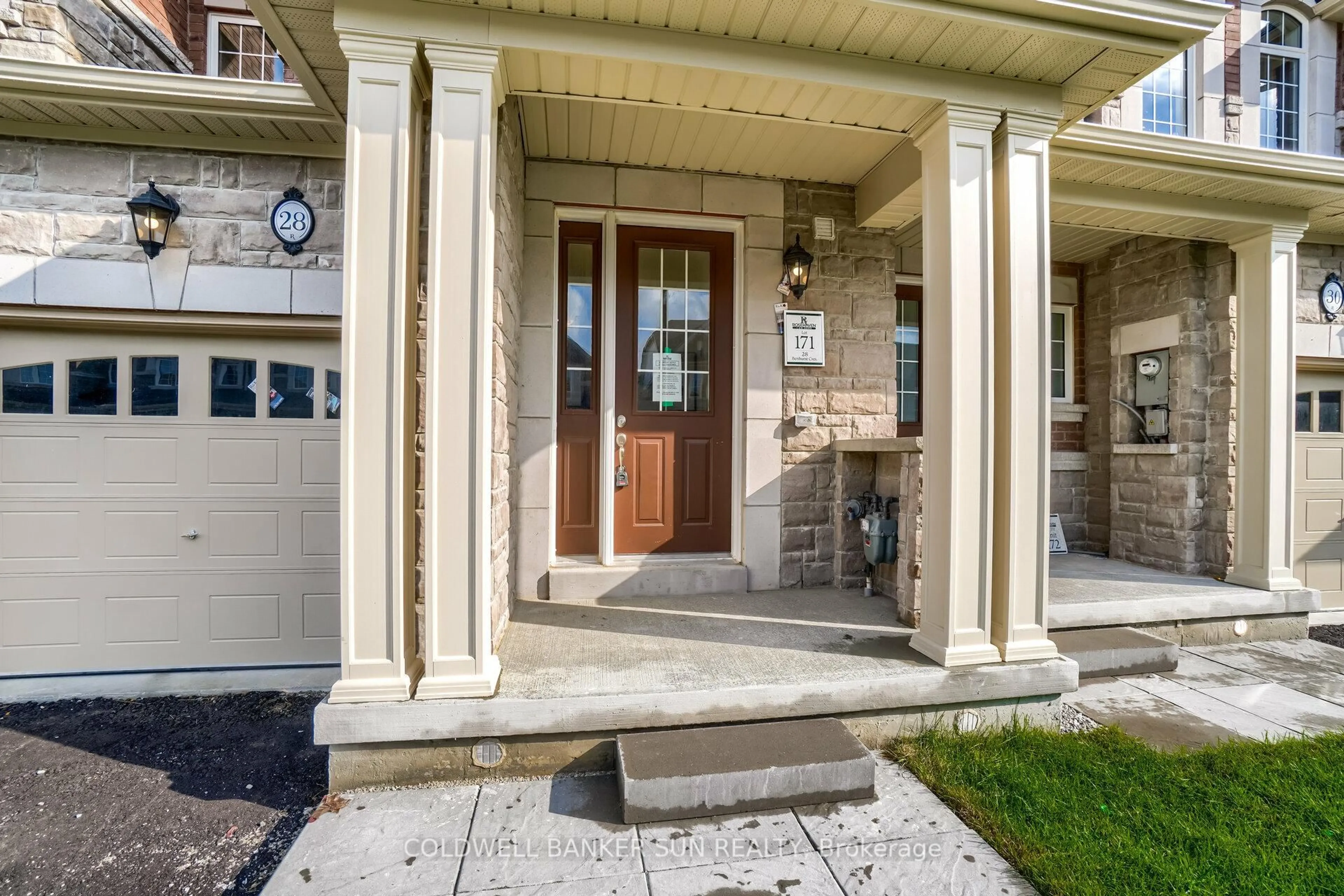 Indoor entryway for 28 Benhurst Cres, Brampton Ontario L7A 0B7