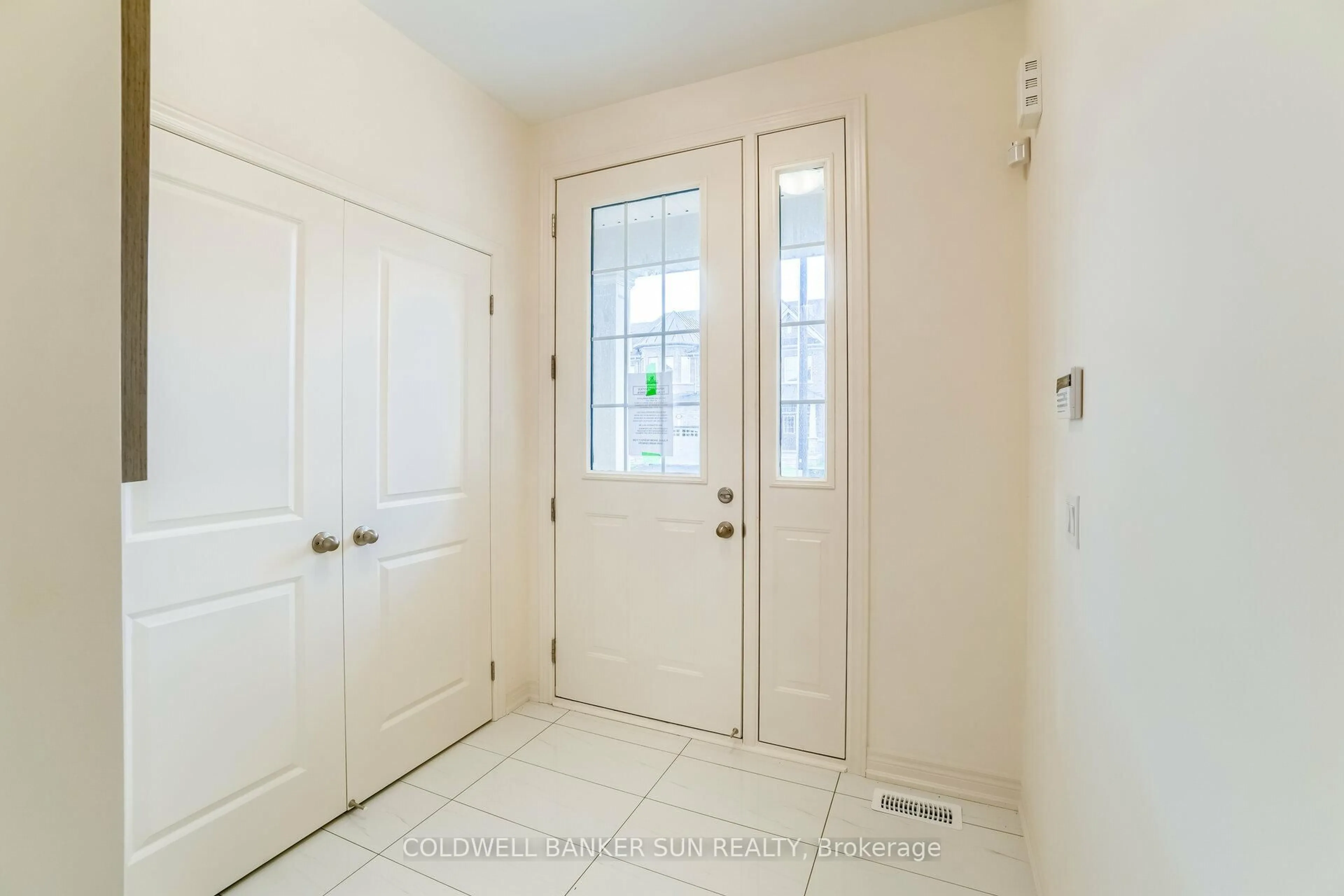 Indoor entryway for 28 Benhurst Cres, Brampton Ontario L7A 0B7