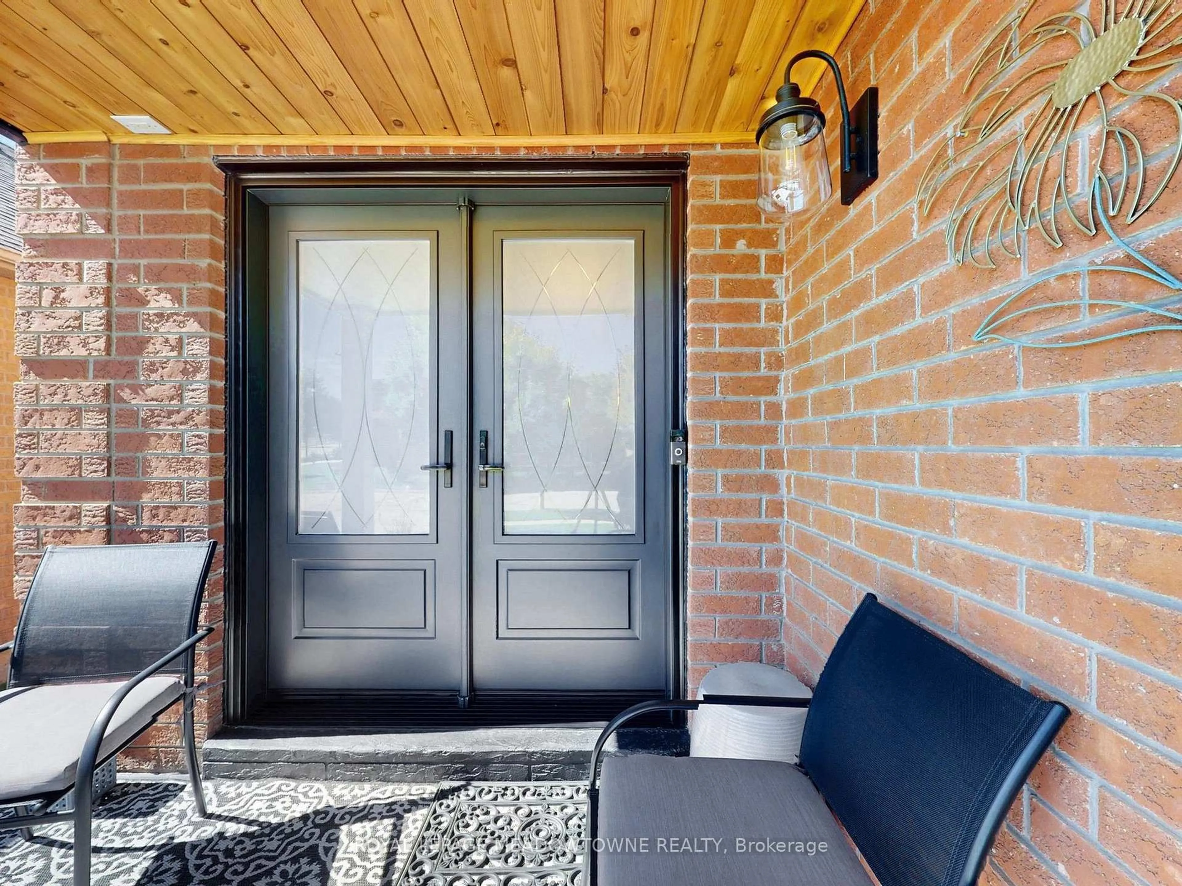 Indoor entryway for 184 Mowat Cres, Halton Hills Ontario L7G 6A4