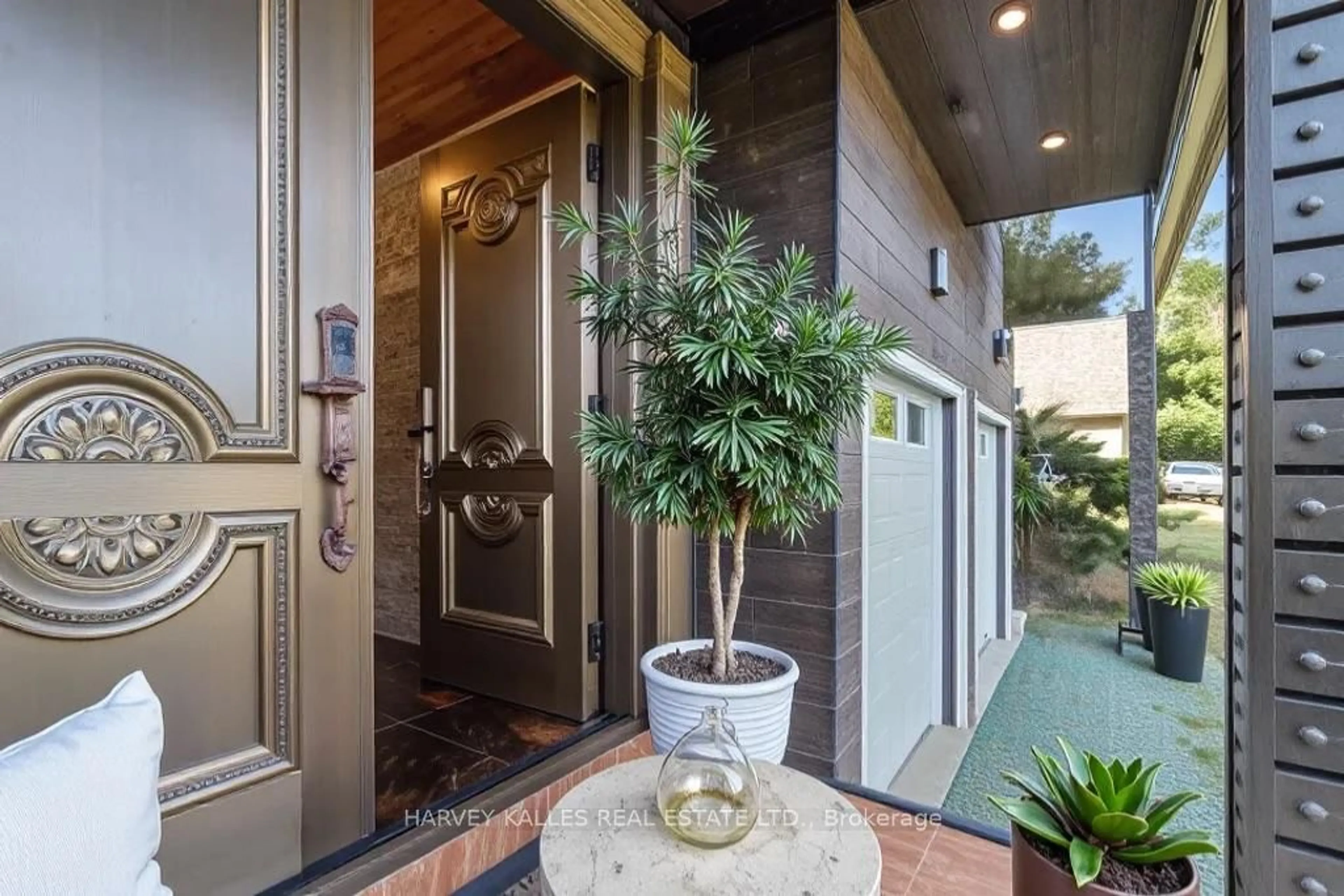 Indoor entryway for 1623 Eglinton Ave, Mississauga Ontario L5M 7C1