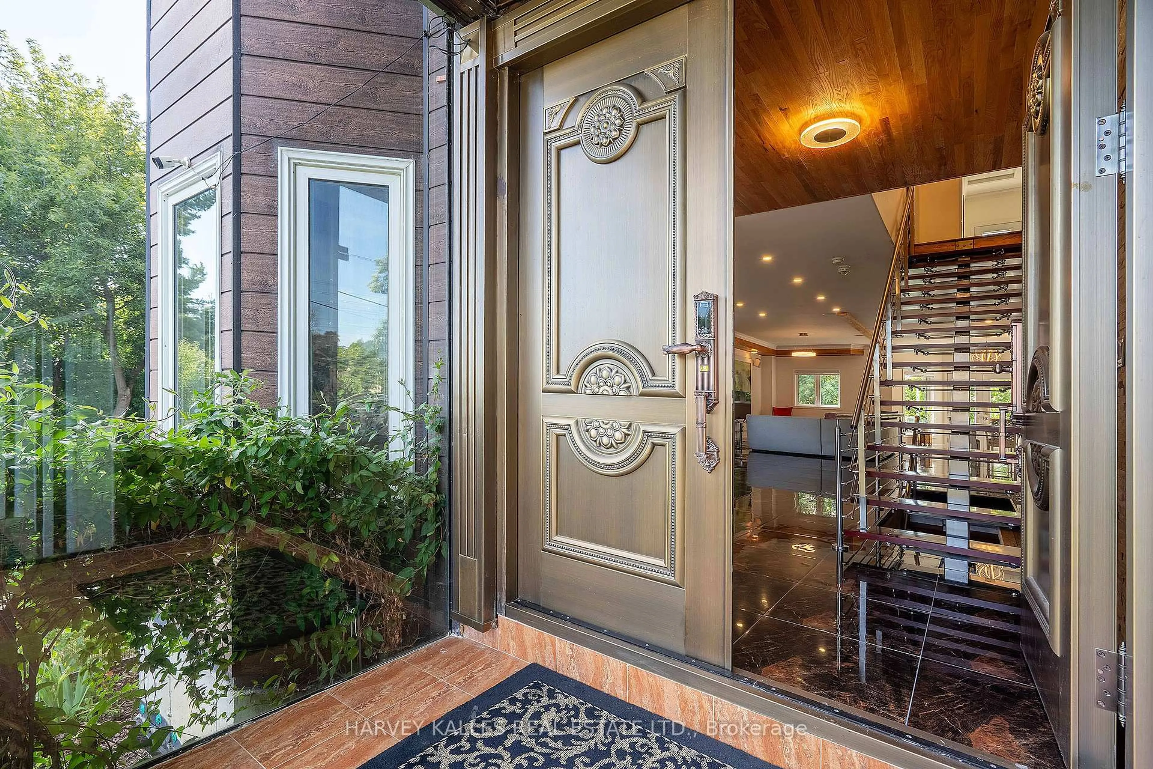 Indoor entryway for 1623 Eglinton Ave, Mississauga Ontario L5M 7C1