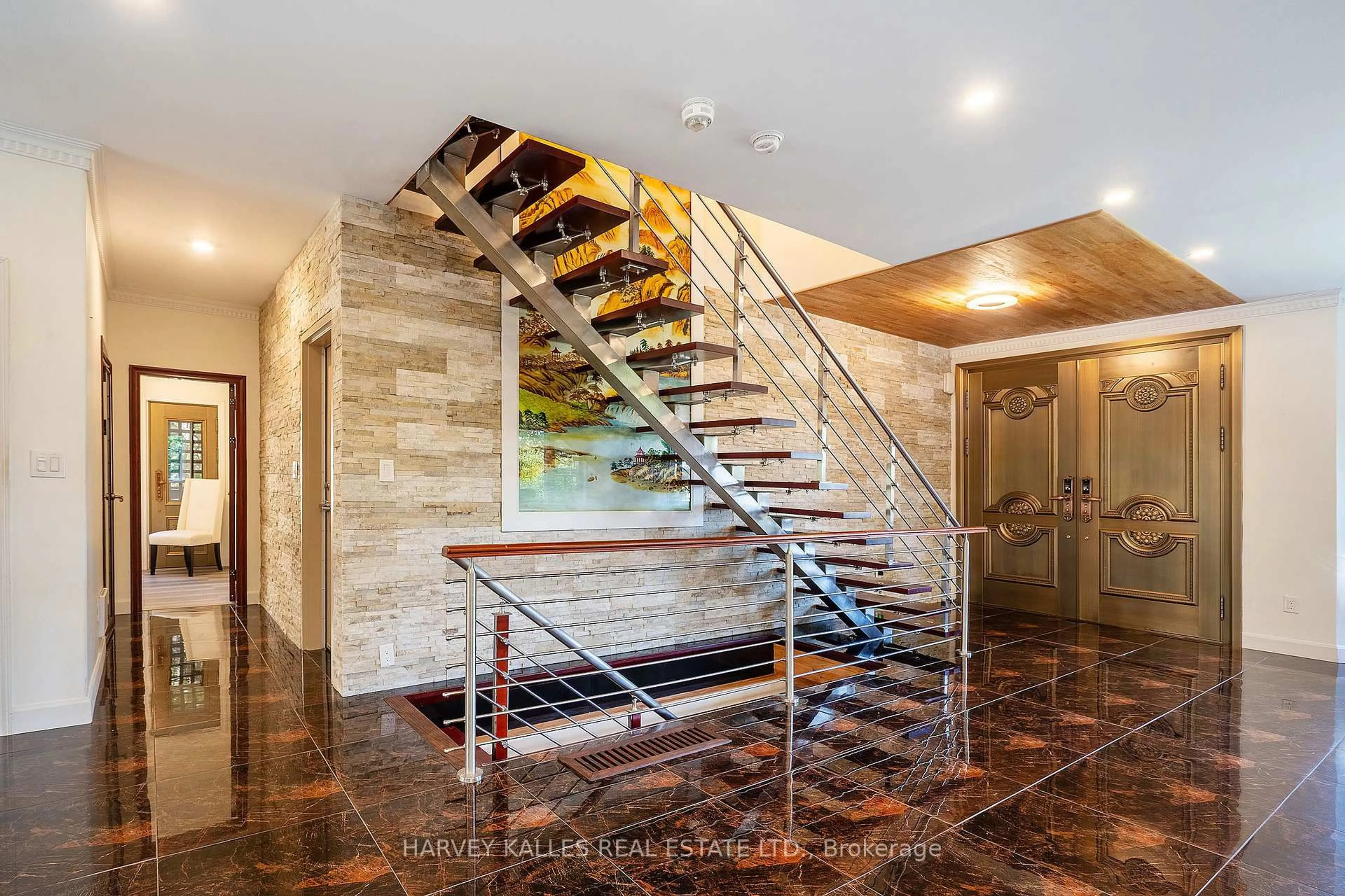Indoor foyer for 1623 Eglinton Ave, Mississauga Ontario L5M 7C1