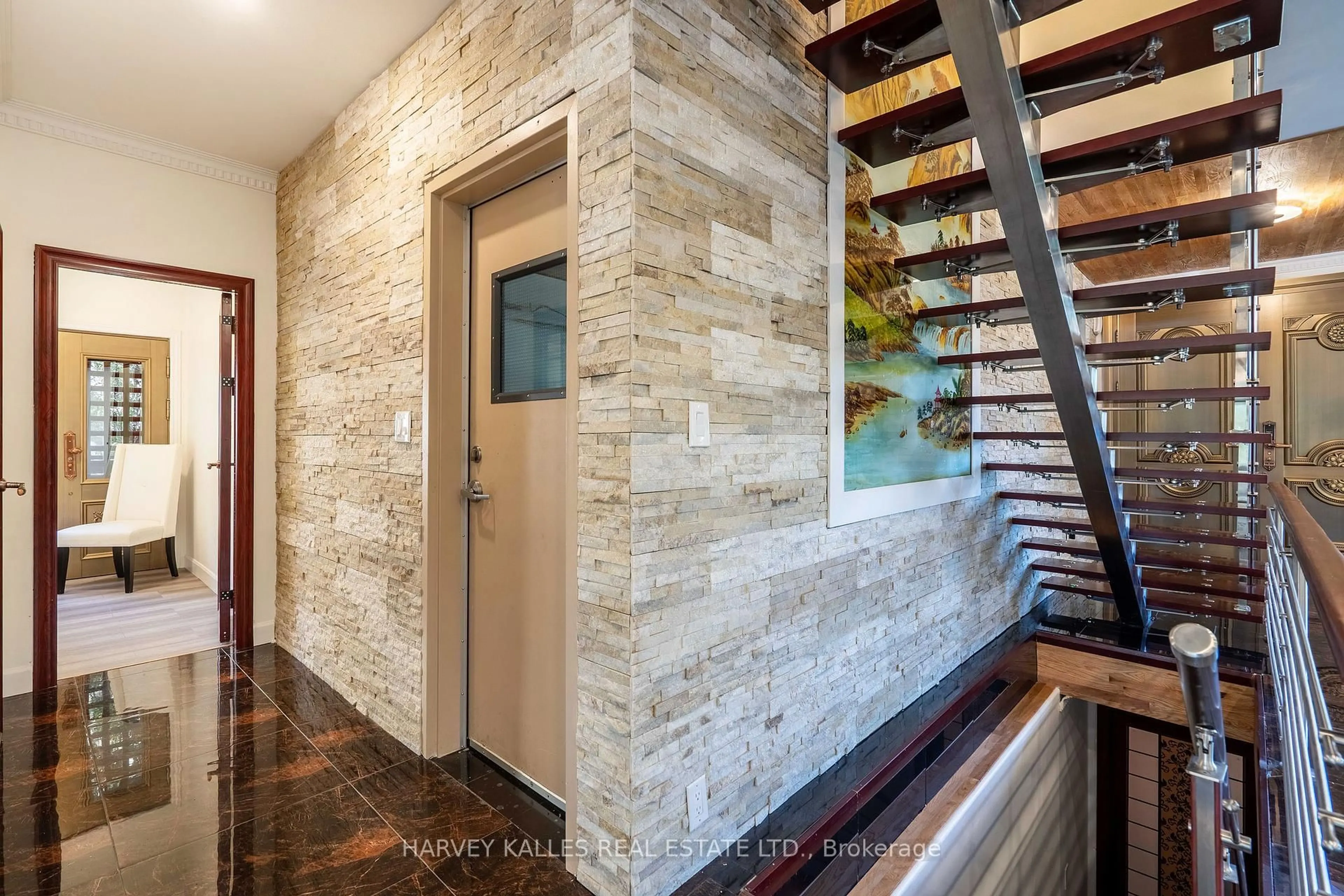Indoor entryway for 1623 Eglinton Ave, Mississauga Ontario L5M 7C1