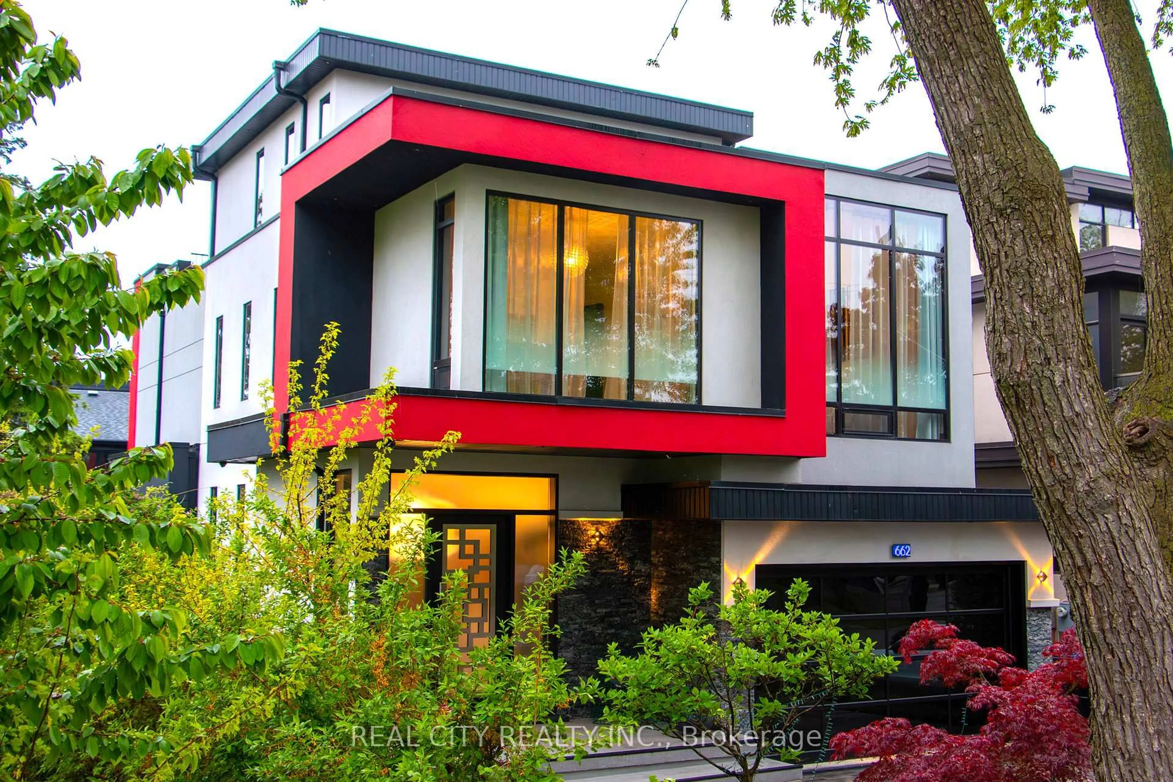 Home with vinyl exterior material, street for 662 Byngmount Ave, Mississauga Ontario L5G 1R4