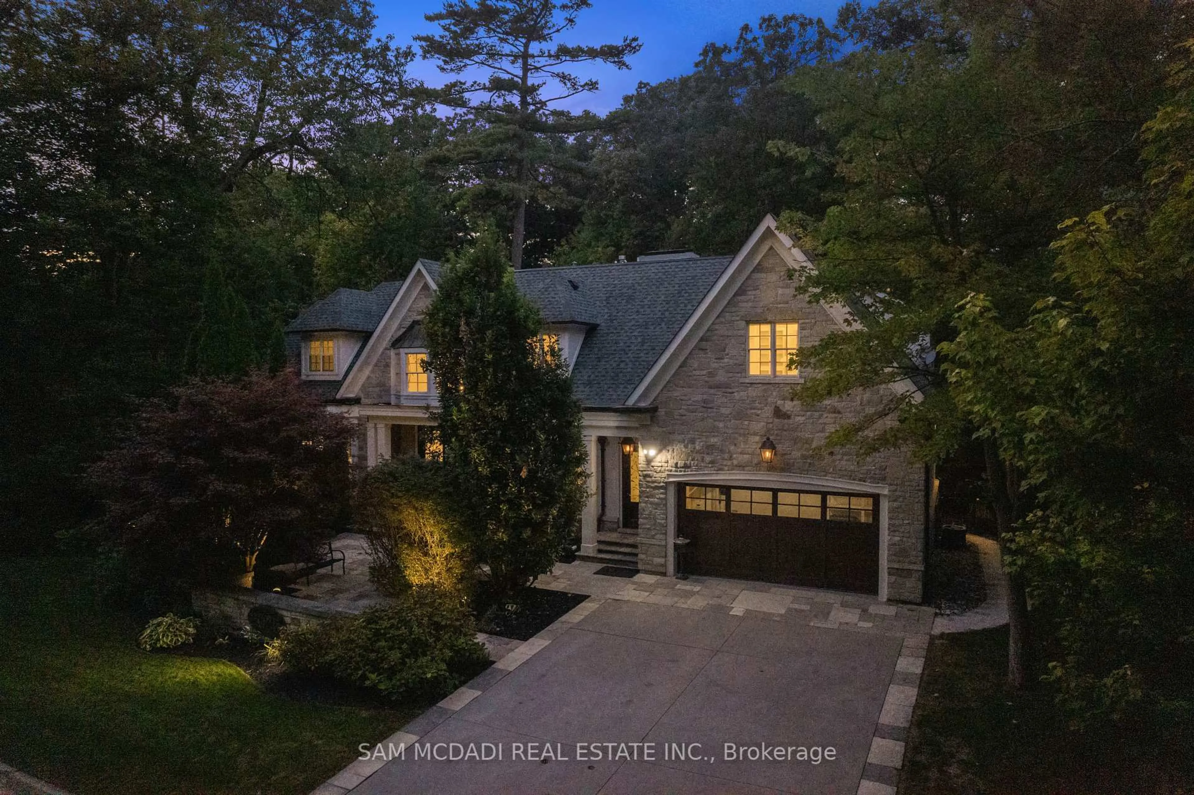 A pic from outside/outdoor area/front of a property/back of a property/a pic from drone, street for 2025 Heartwood Crt, Mississauga Ontario L5C 4P7