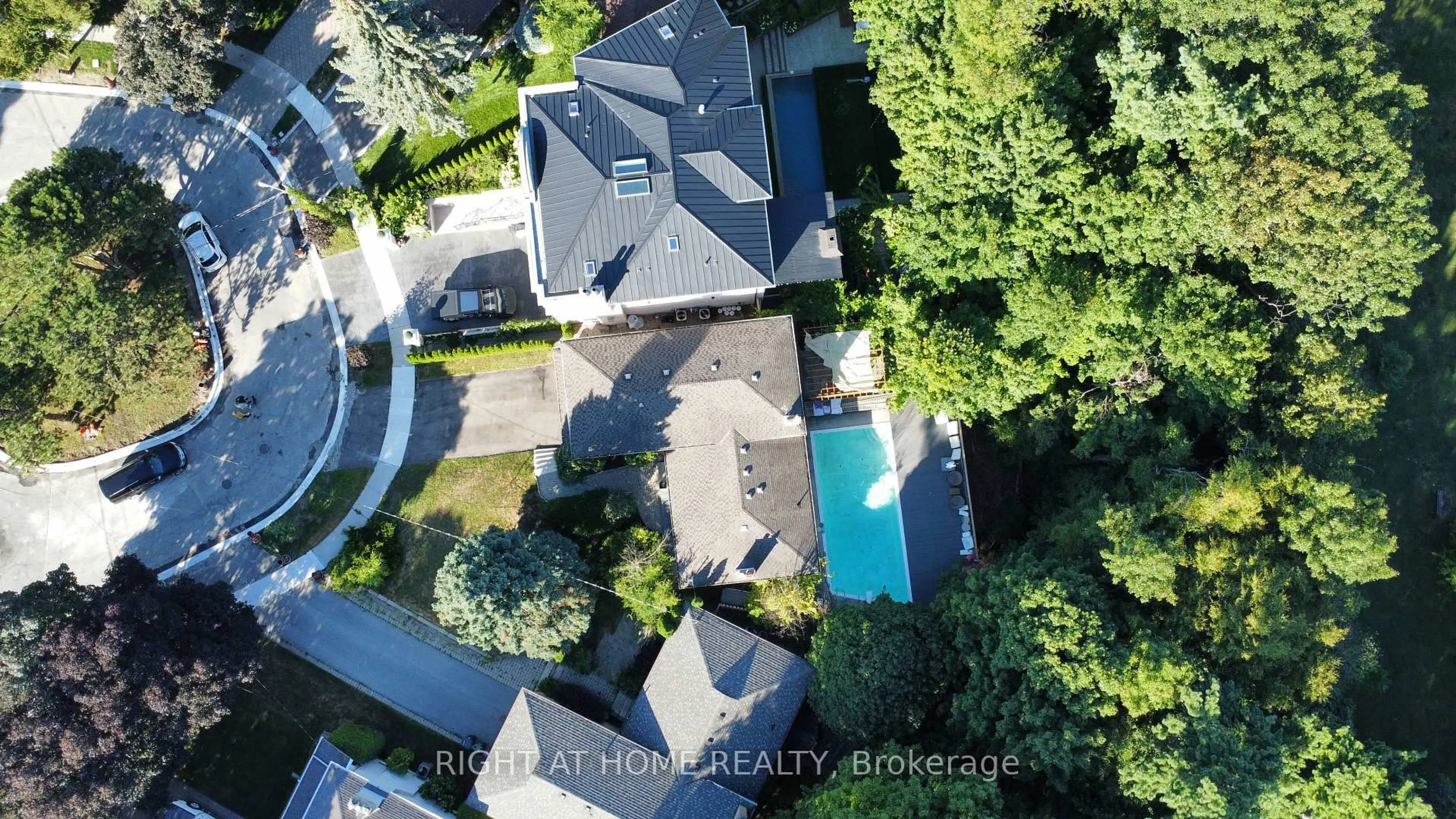 A pic from outside/outdoor area/front of a property/back of a property/a pic from drone, street for 8 Hillavon Dr, Toronto Ontario M9B 2P5