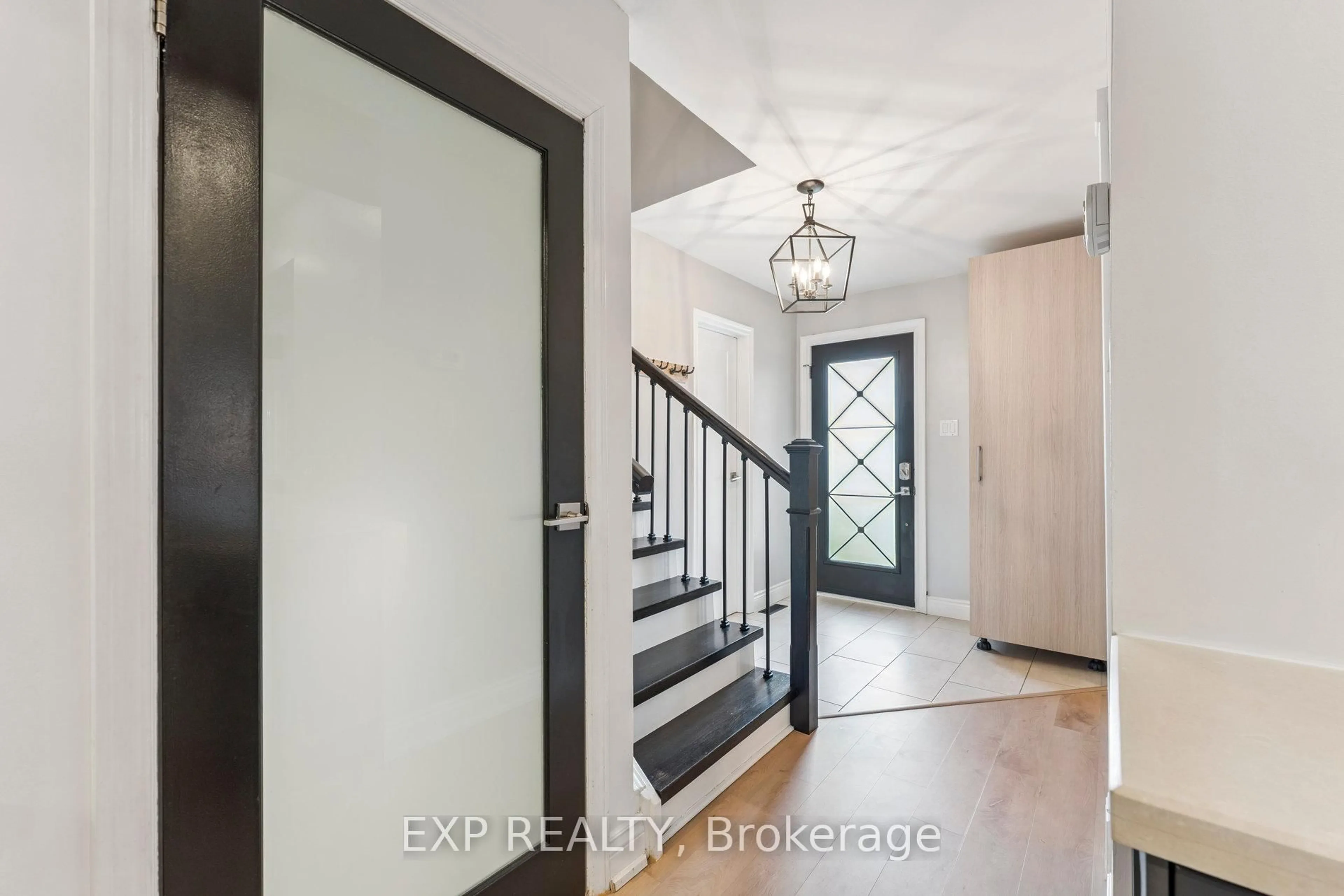 Indoor entryway for 29 Driftwood Cres, Brampton Ontario L6Z 2C3