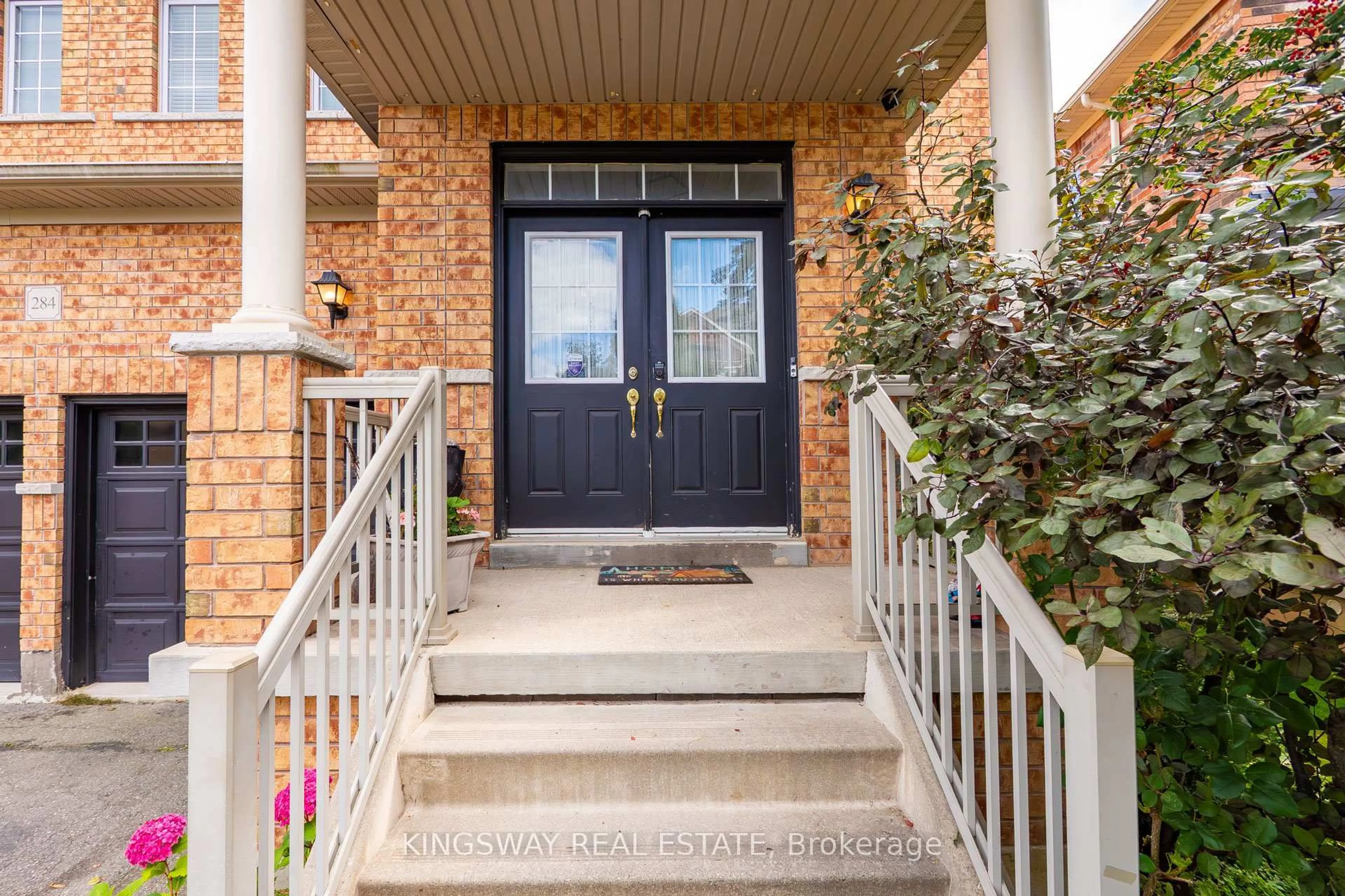 Indoor entryway for 284 Holmes Cres, Milton Ontario L9T 0R2