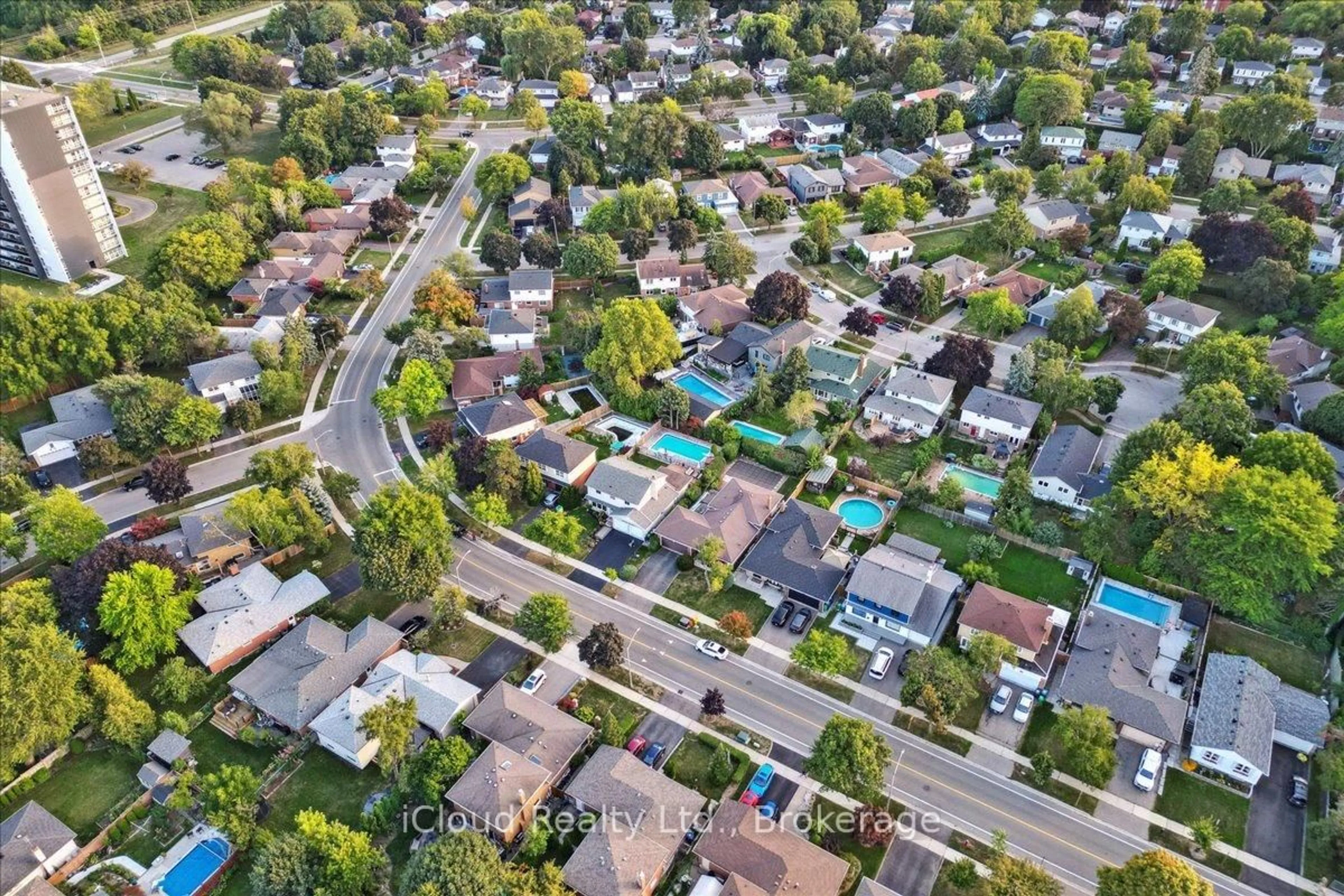 A pic from outside/outdoor area/front of a property/back of a property/a pic from drone, street for 2224 Thorn Lodge Dr, Mississauga Ontario L5K 1K2