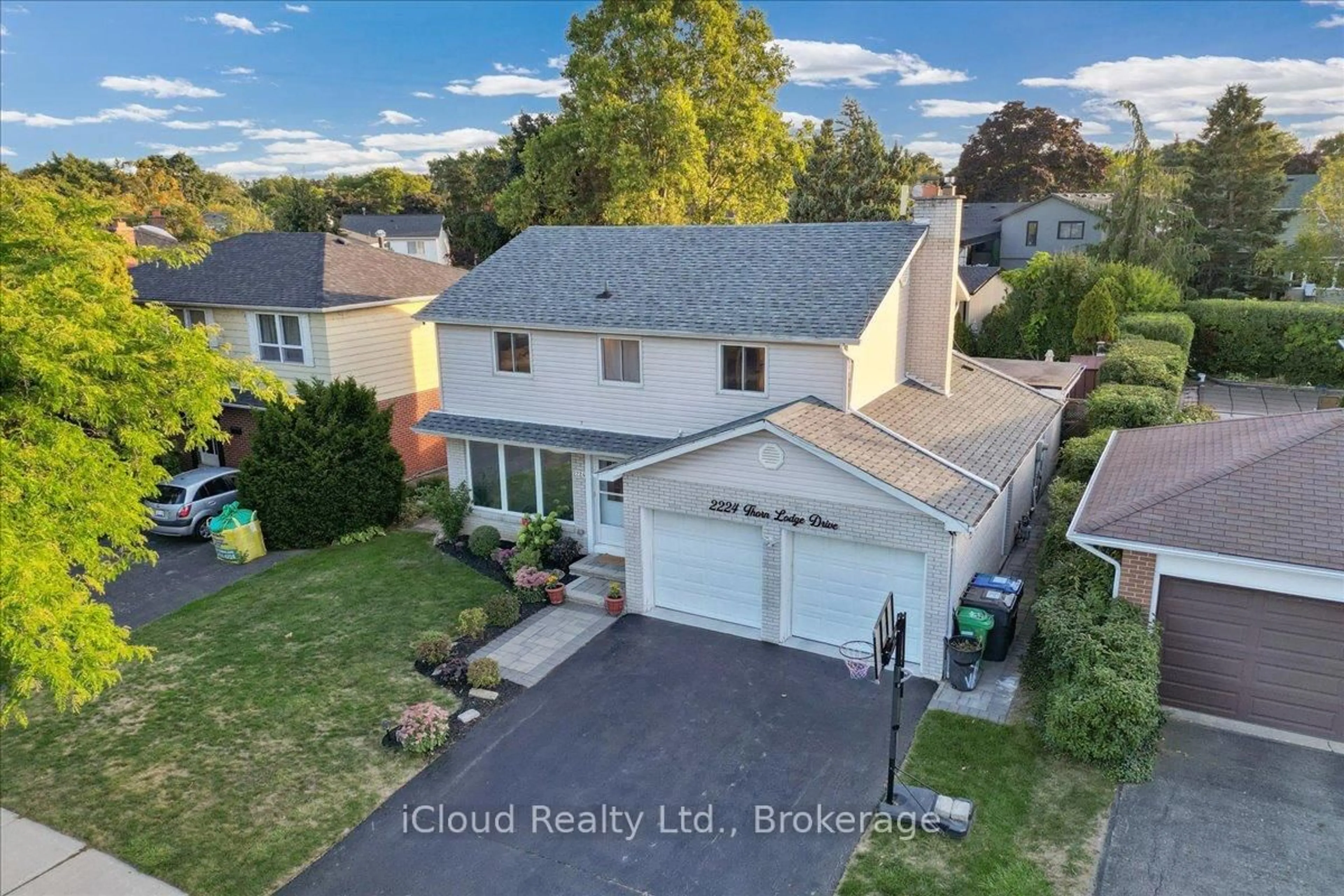 A pic from outside/outdoor area/front of a property/back of a property/a pic from drone, street for 2224 Thorn Lodge Dr, Mississauga Ontario L5K 1K2